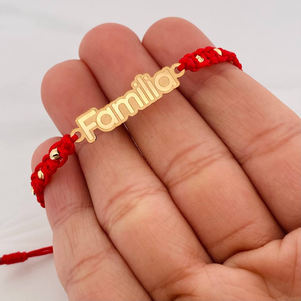 Pulsera Tejida Roja Herraje Familia Oro Amarillo 18K