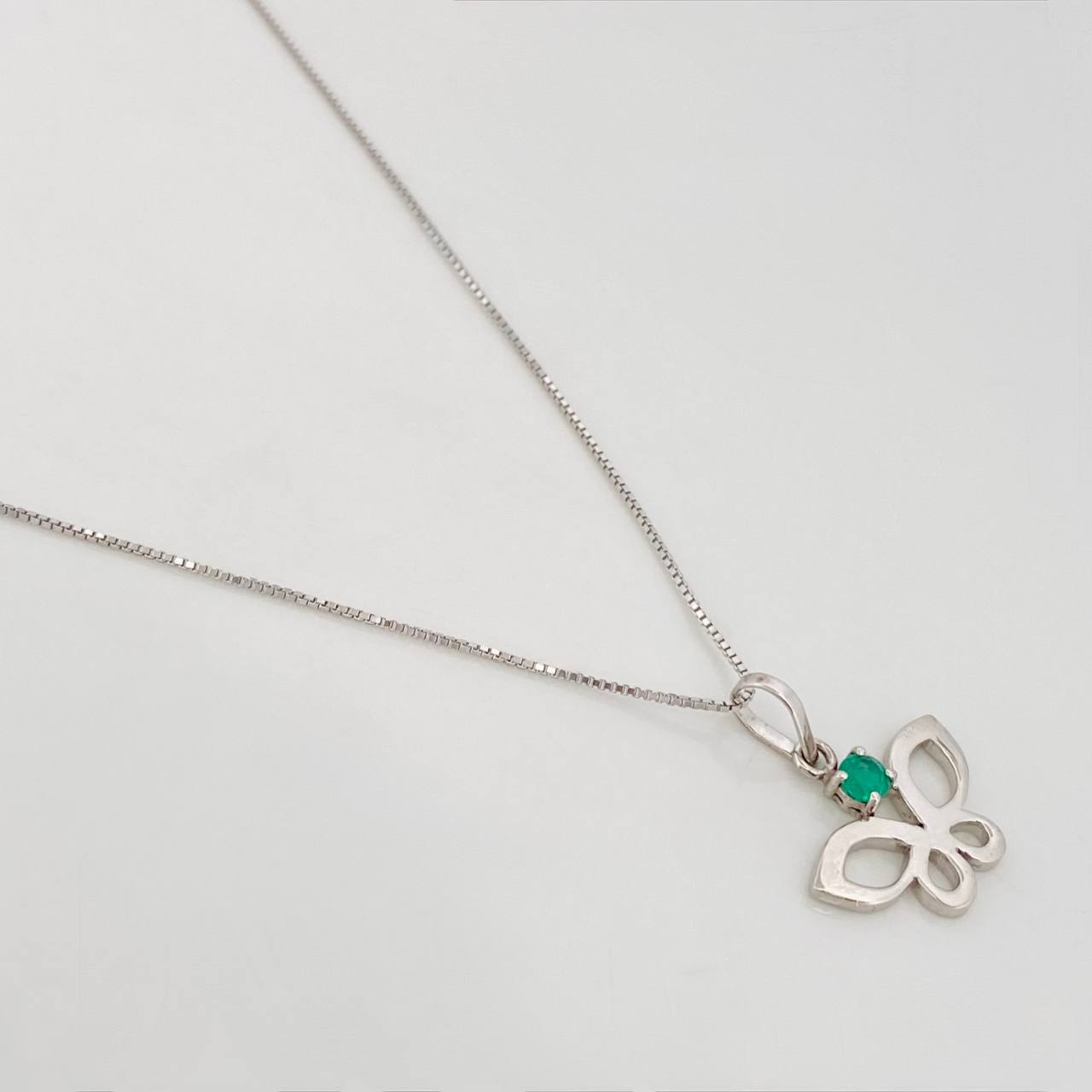 Set Cadena Veneciana + Dije Mariposa Esmeralda 0.7pts / 1.95g / 50cm Oro Blanco 18K