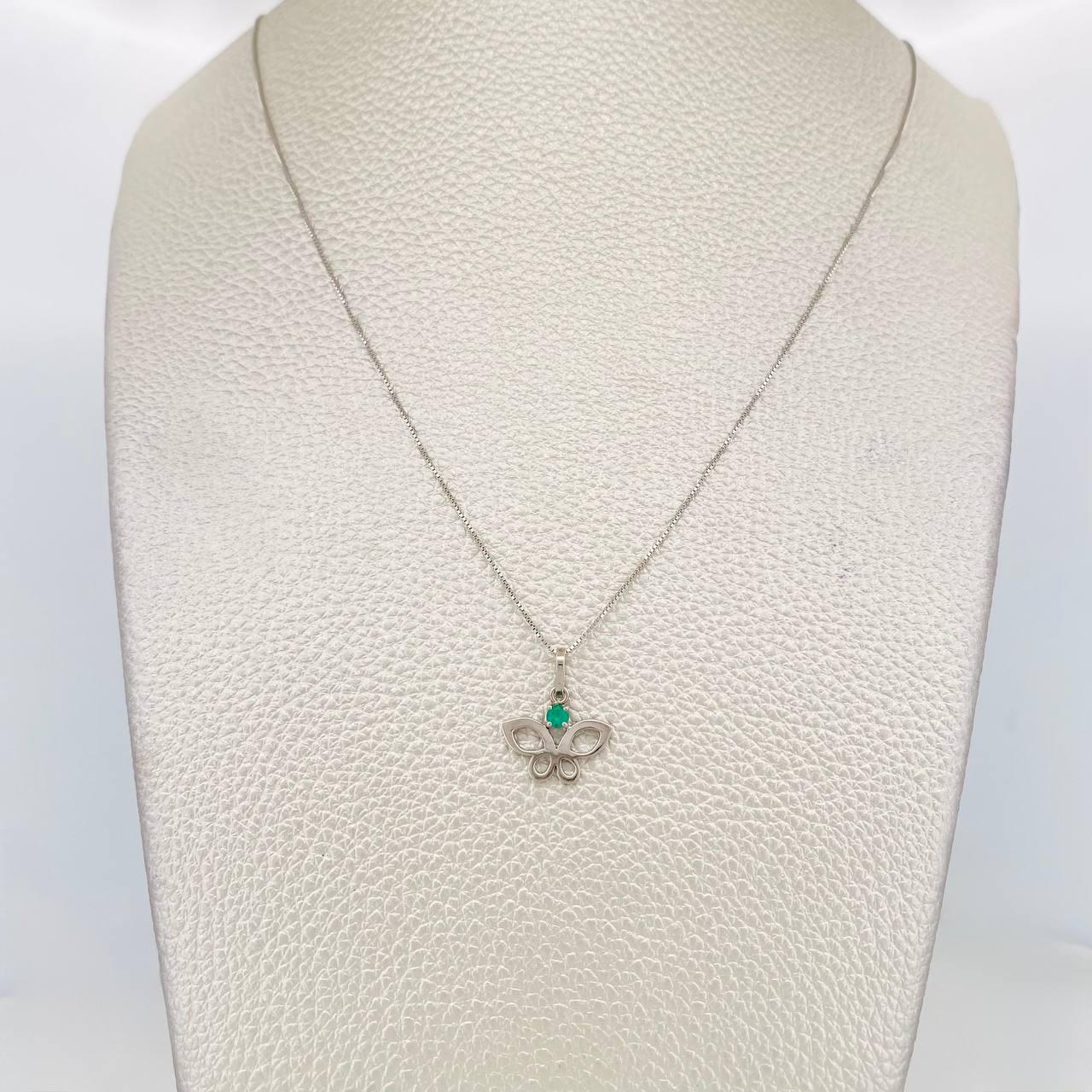 Set Cadena Veneciana + Dije Mariposa Esmeralda 0.7pts / 1.95g / 50cm Oro Blanco 18K