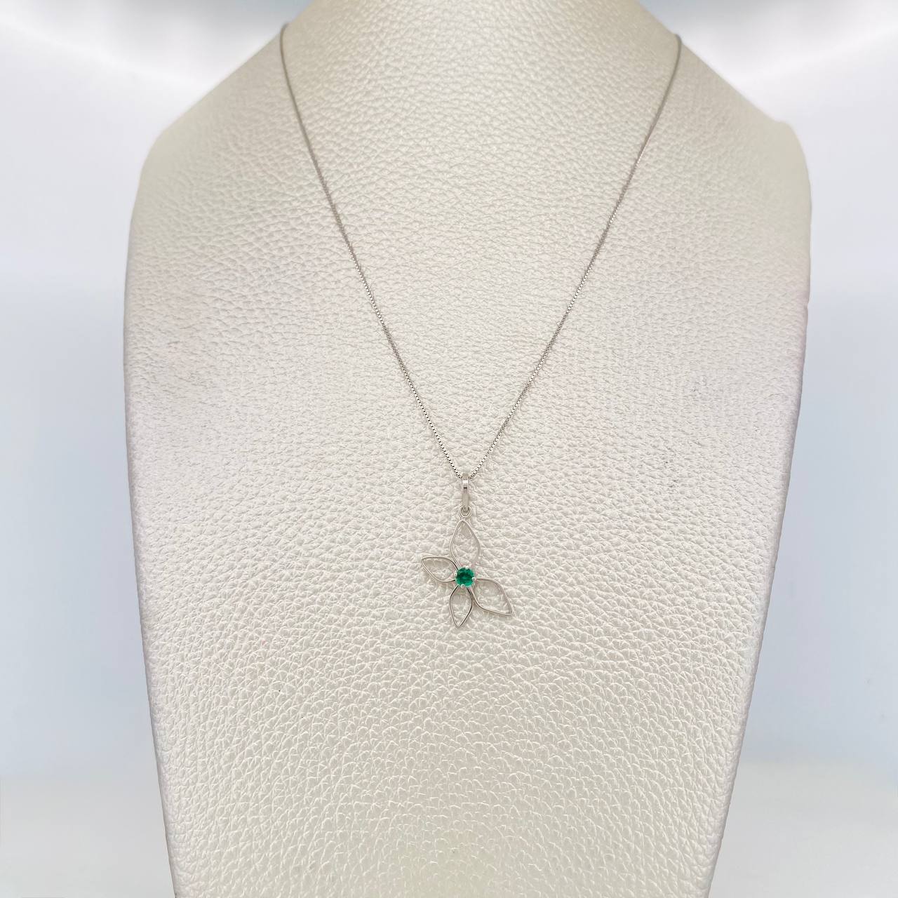 Set Cadena Veneciana + Dije Mariposa Esmeralda 0.9pts / 2.05g / 50cm Oro Blanco 18K
