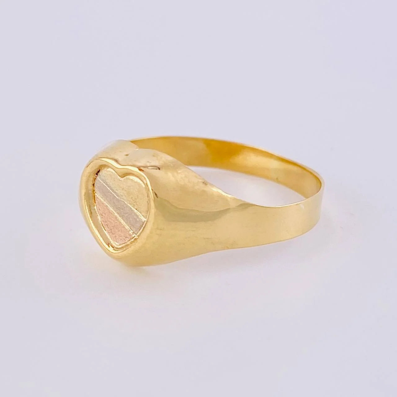 Anillo Sello Corazón 1.65g / T7 1/4 Tres Oros 18K