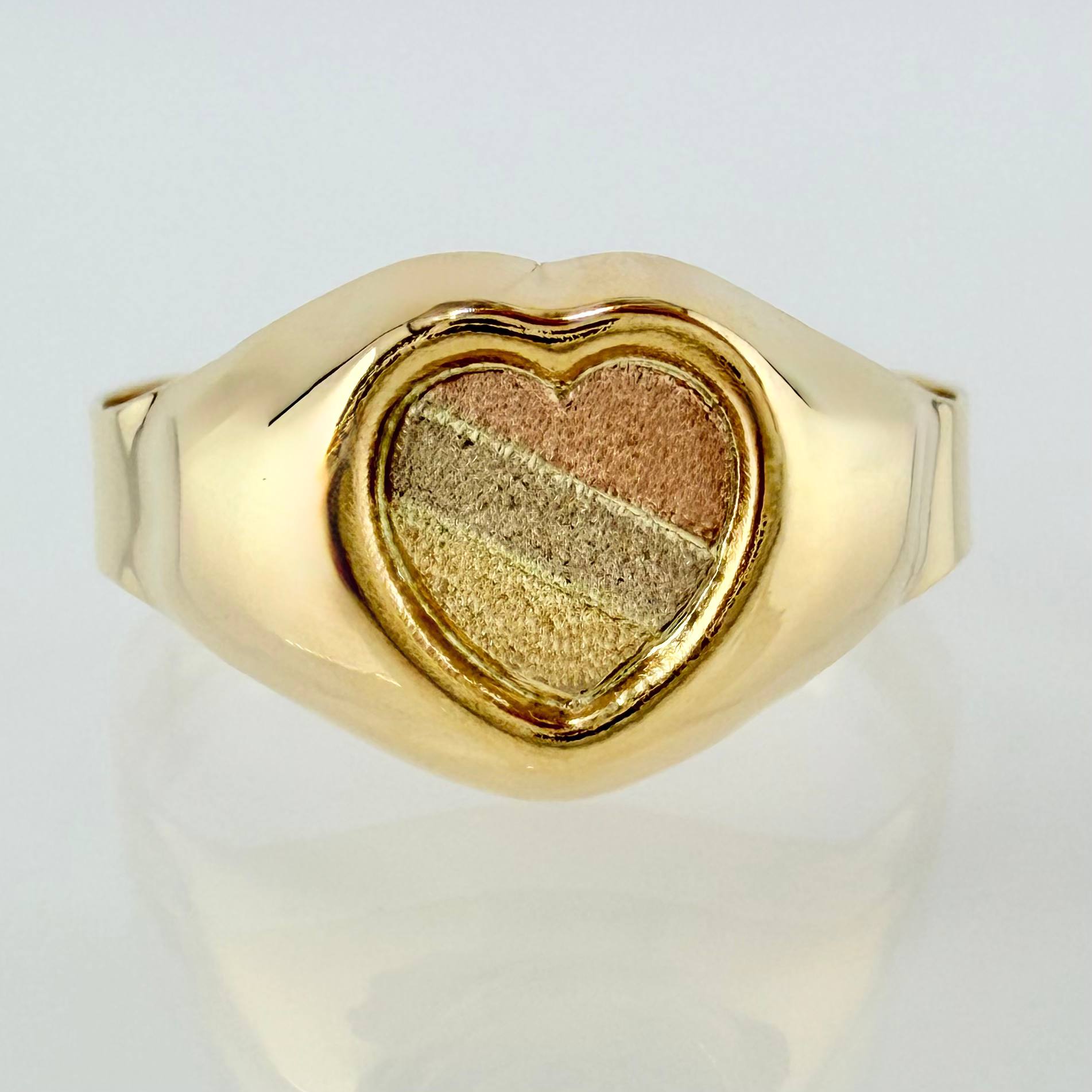 Anillo Sello Corazon 1.8gr / T7 3/4 / Tres Oros 18K