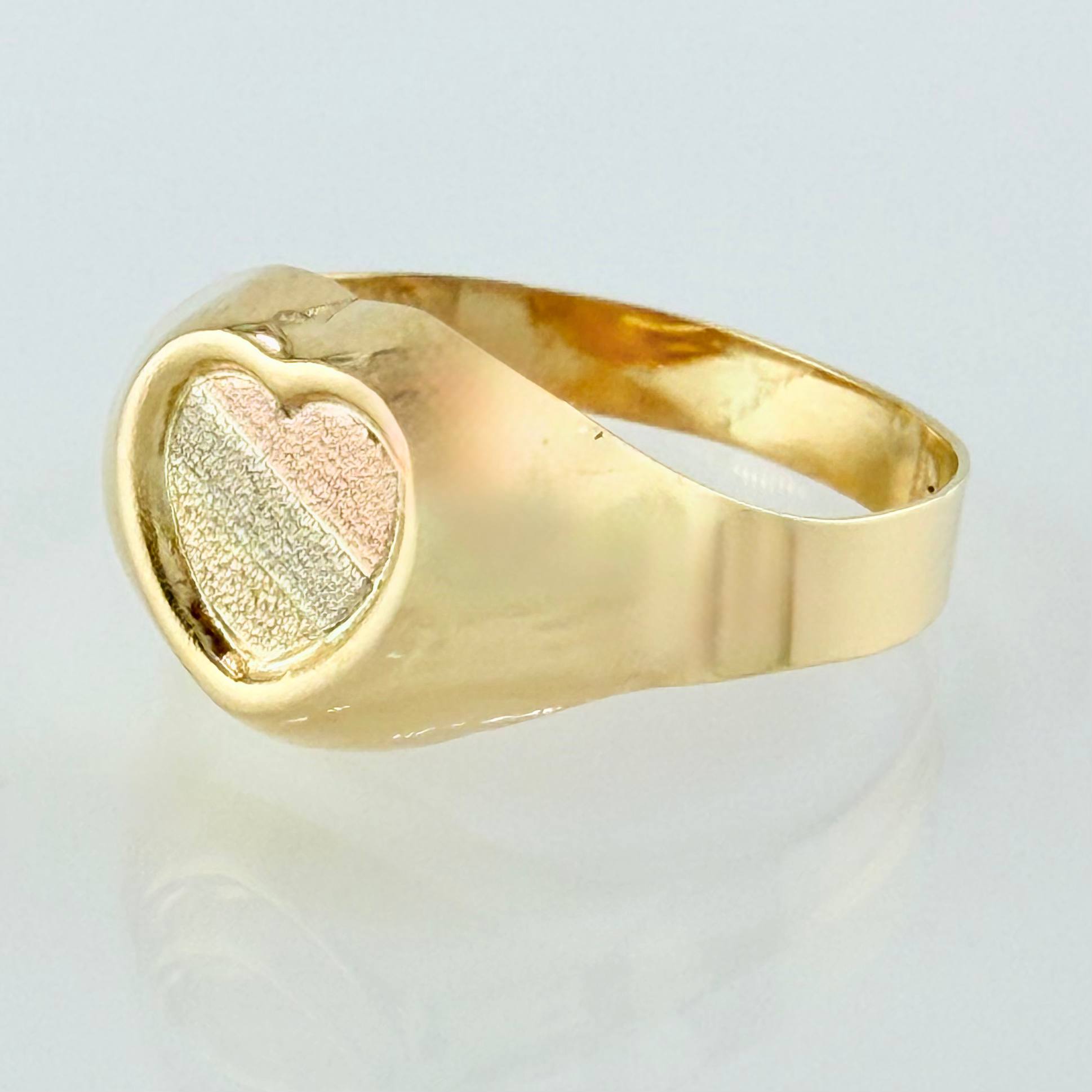 Anillo Sello Corazon 1.7gr / T6 3/4 / Tres Oros 18K ©