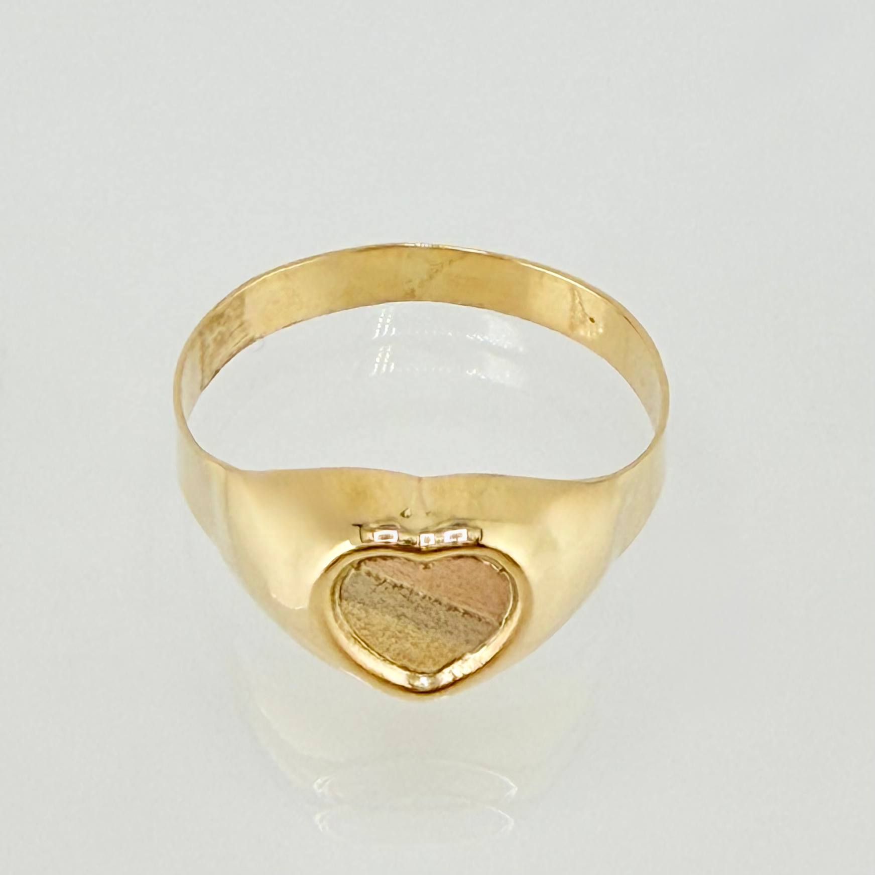 Anillo Sello Corazon 1.8gr / T7 3/4 / Tres Oros 18K