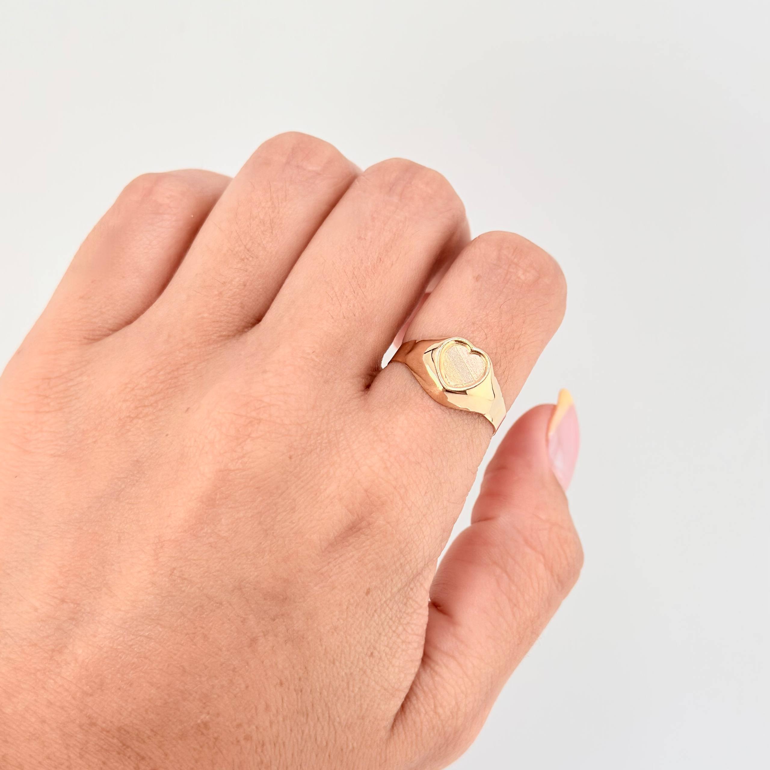 Anillo Sello Corazon 1.7gr / T6 3/4 / Tres Oros 18K ©