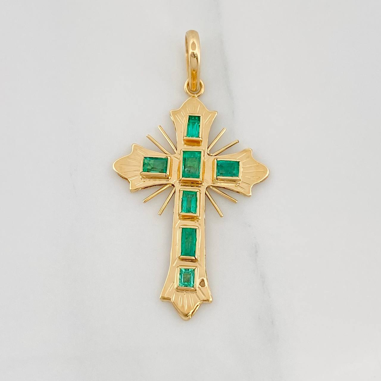 Dije Cruz Plana Esmeraldas 0.71pts 2.3g / 4cm Oro Amarillo 18K