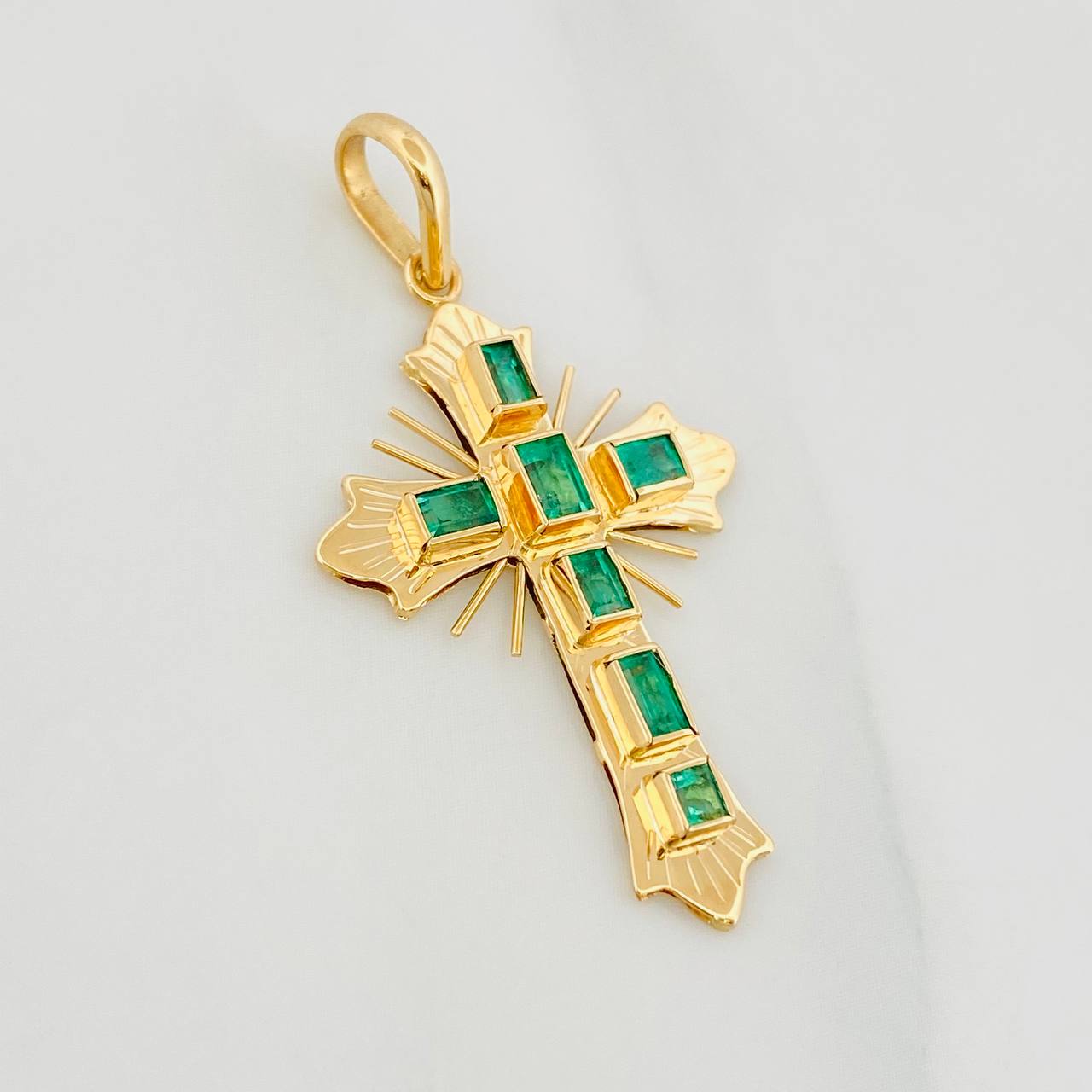 Dije Cruz Plana Esmeraldas 0.71pts 2.3g / 4cm Oro Amarillo 18K