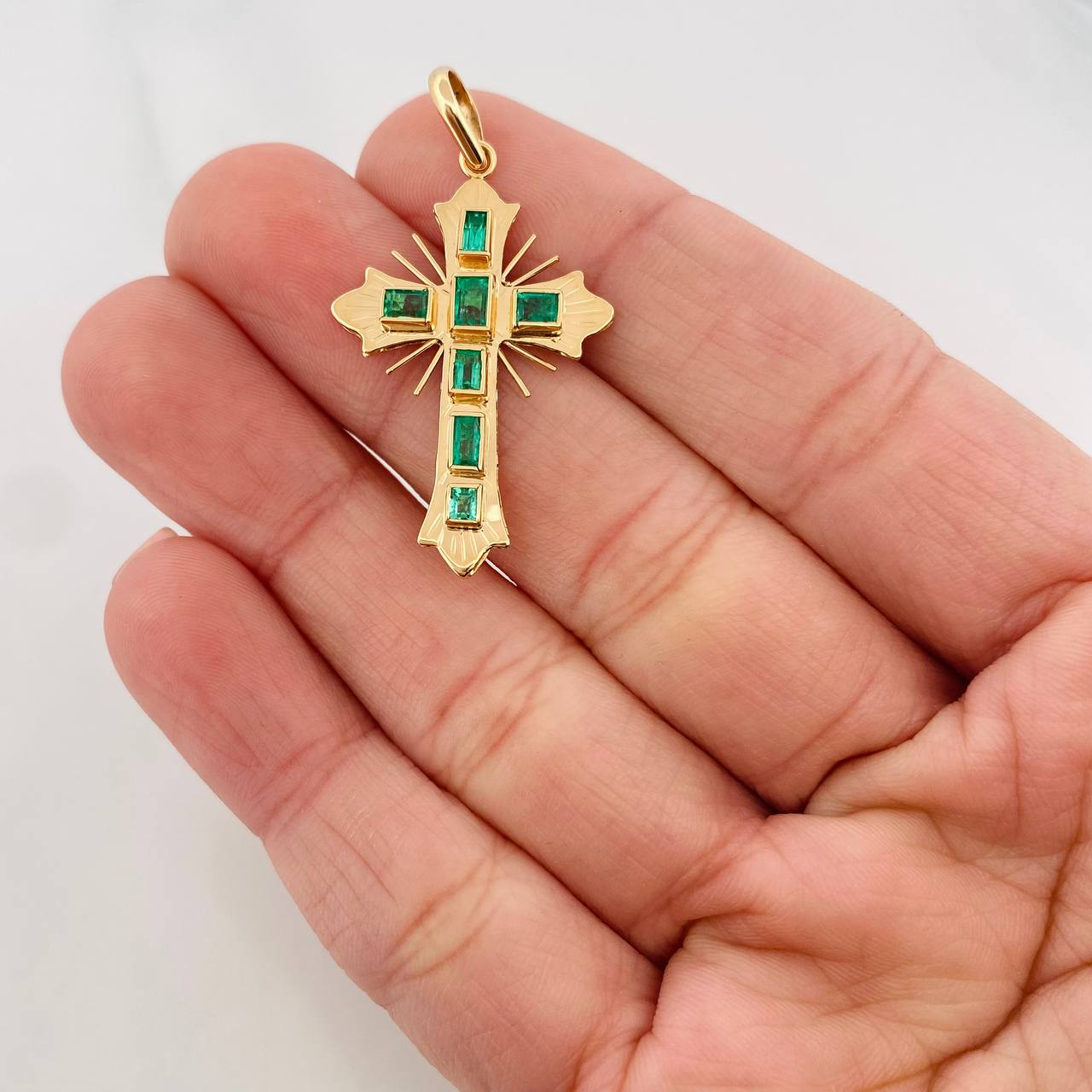Dije Cruz Plana Esmeraldas 0.71pts 2.3g / 4cm Oro Amarillo 18K