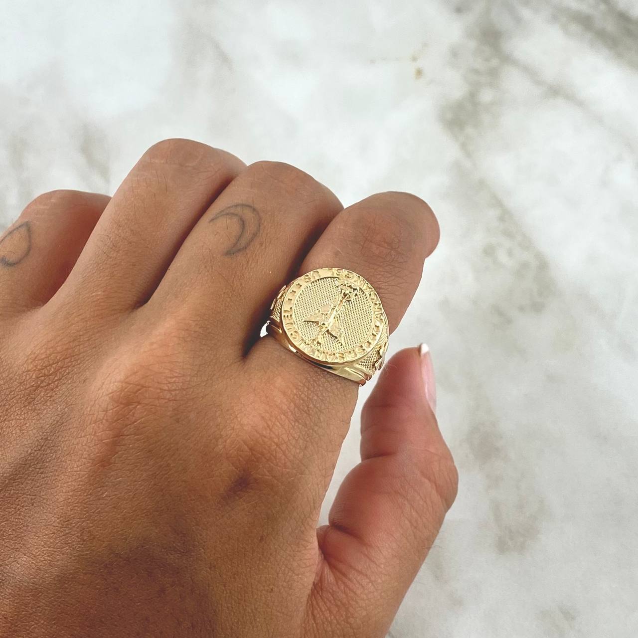 Anillo San Miguel Arcangel 8.35gr / T7 / Circulo Texturizado Oro Amarillo 18K *