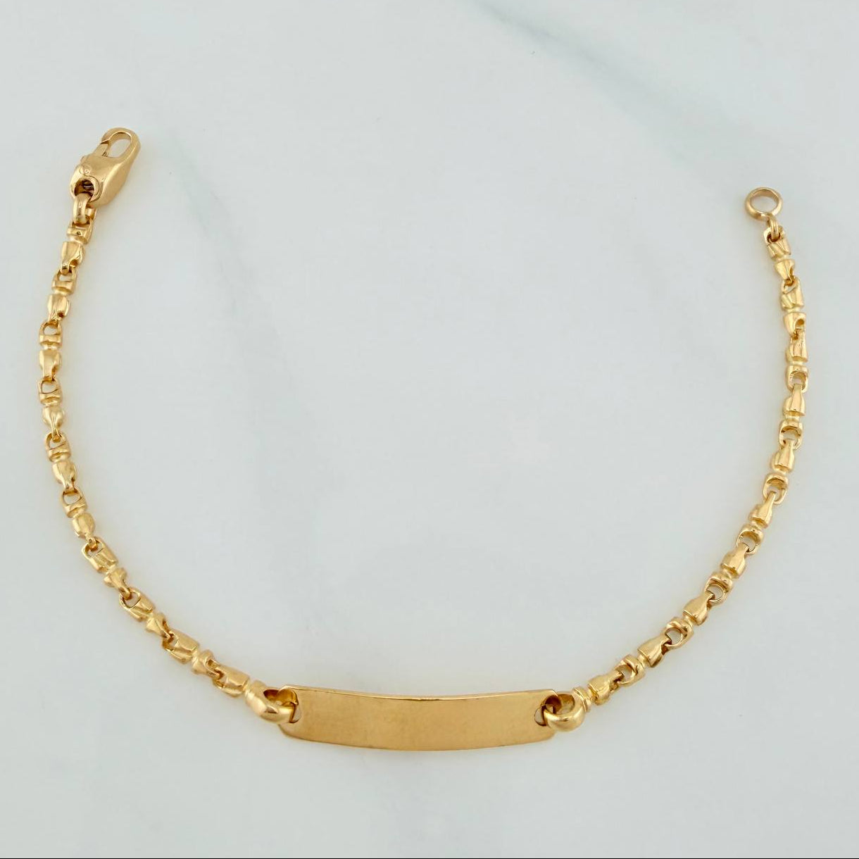 Pulso Rustico Placa 6.6 g / 16.1 cm / 2.37 mm Oro Amarillo 18K