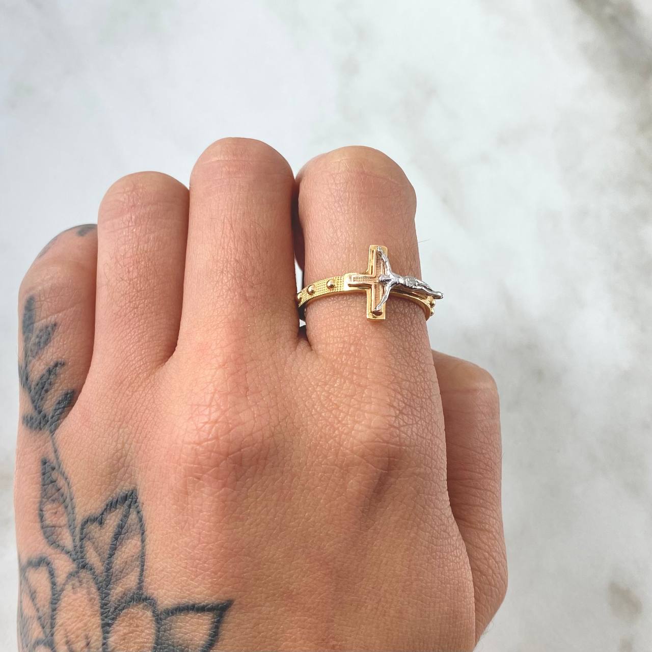Anillo Cruz Cristo Punteado 3.4gr / T7 1/2 / Oro 18K