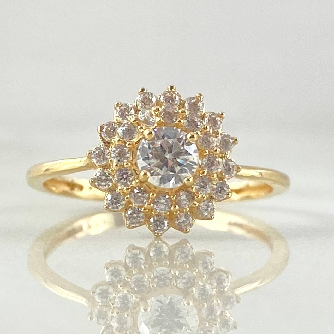 Anillo Solitario Flor Tupida 2.45gr / T6 / Oro 18K
