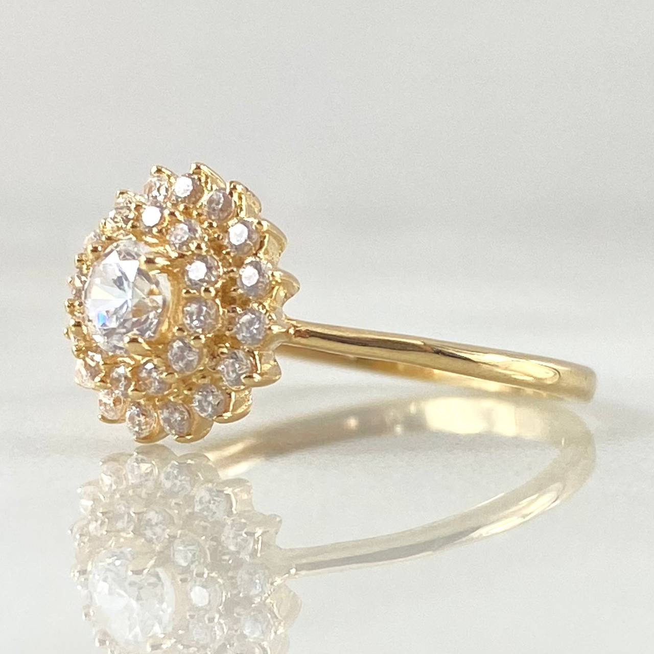 Anillo Solitario Flor Tupida 2.45gr / T6 / Oro 18K