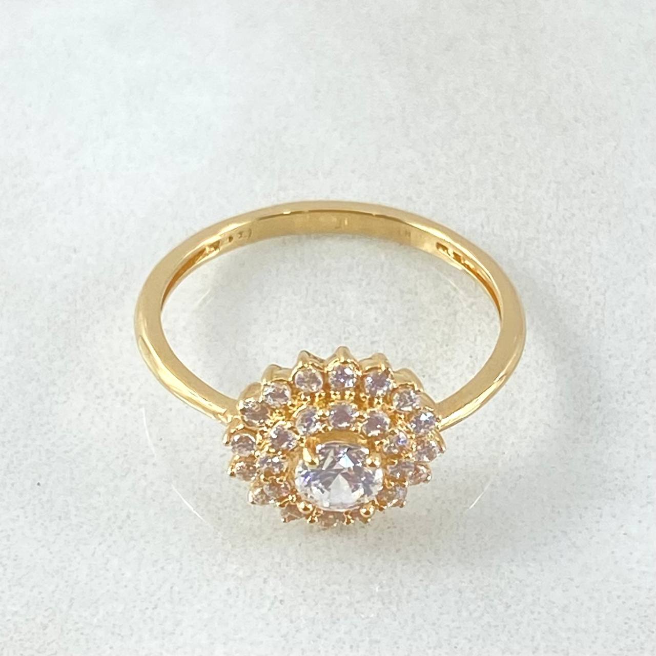 Anillo Solitario Flor Tupida 2.45gr / T6 / Oro 18K
