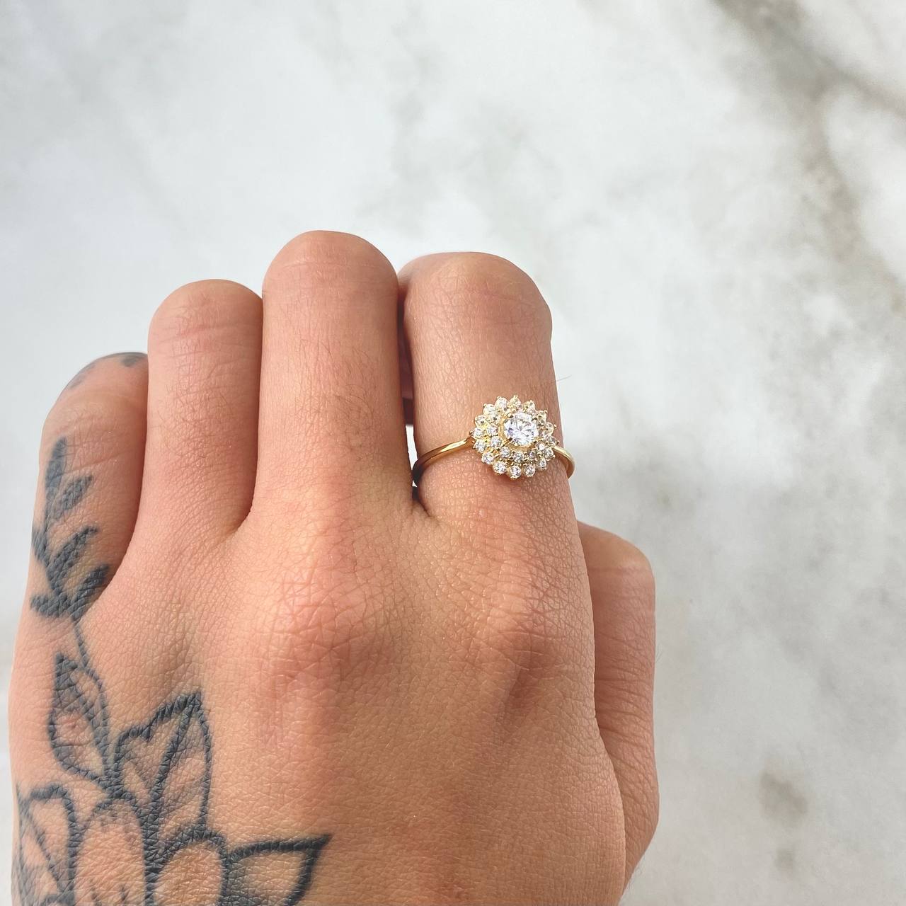 Anillo Solitario Flor Tupida 2.45gr / T6 / Oro 18K