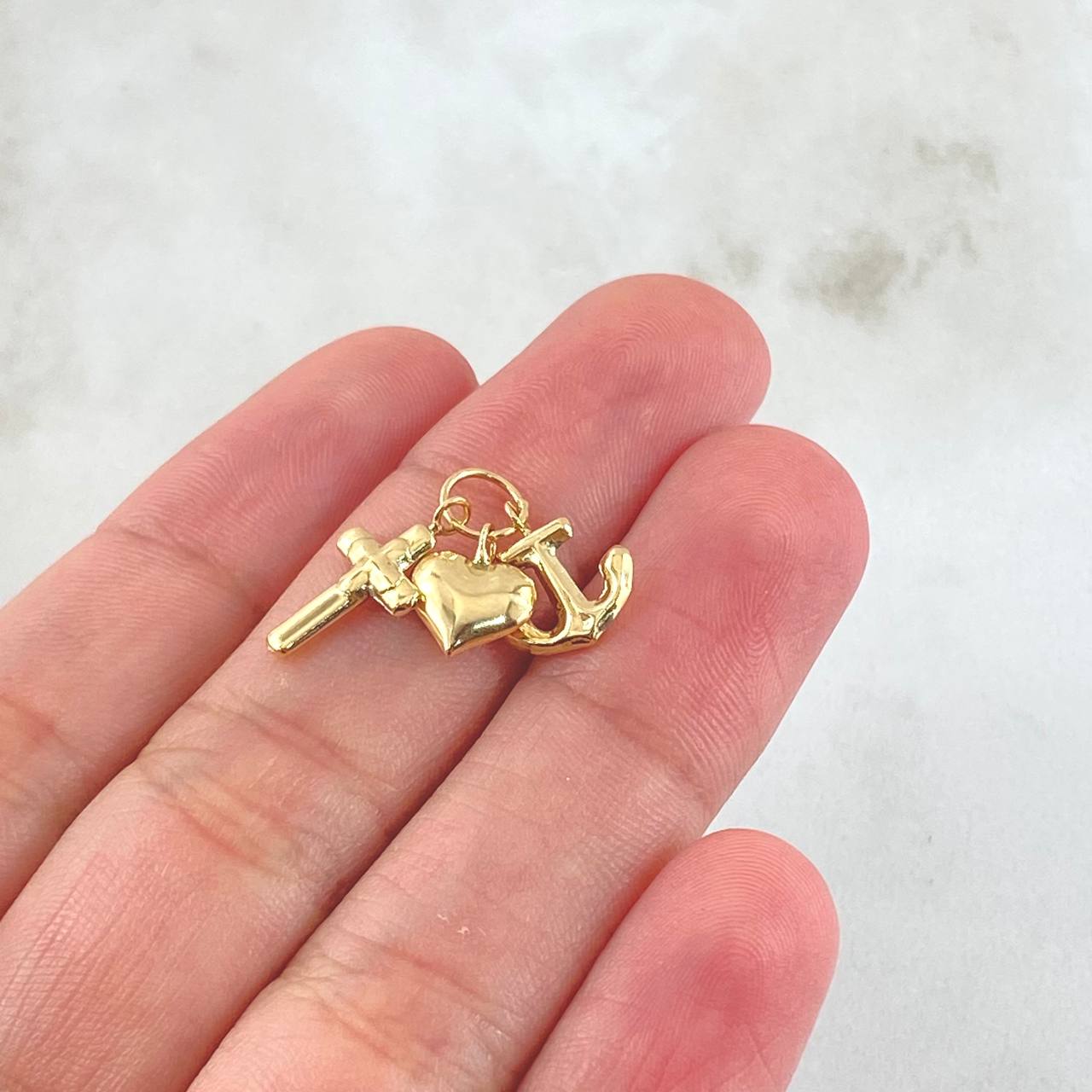 Dije Tres Gracias 0.8gr / 1.9cm / Oro Amarillo 18K *