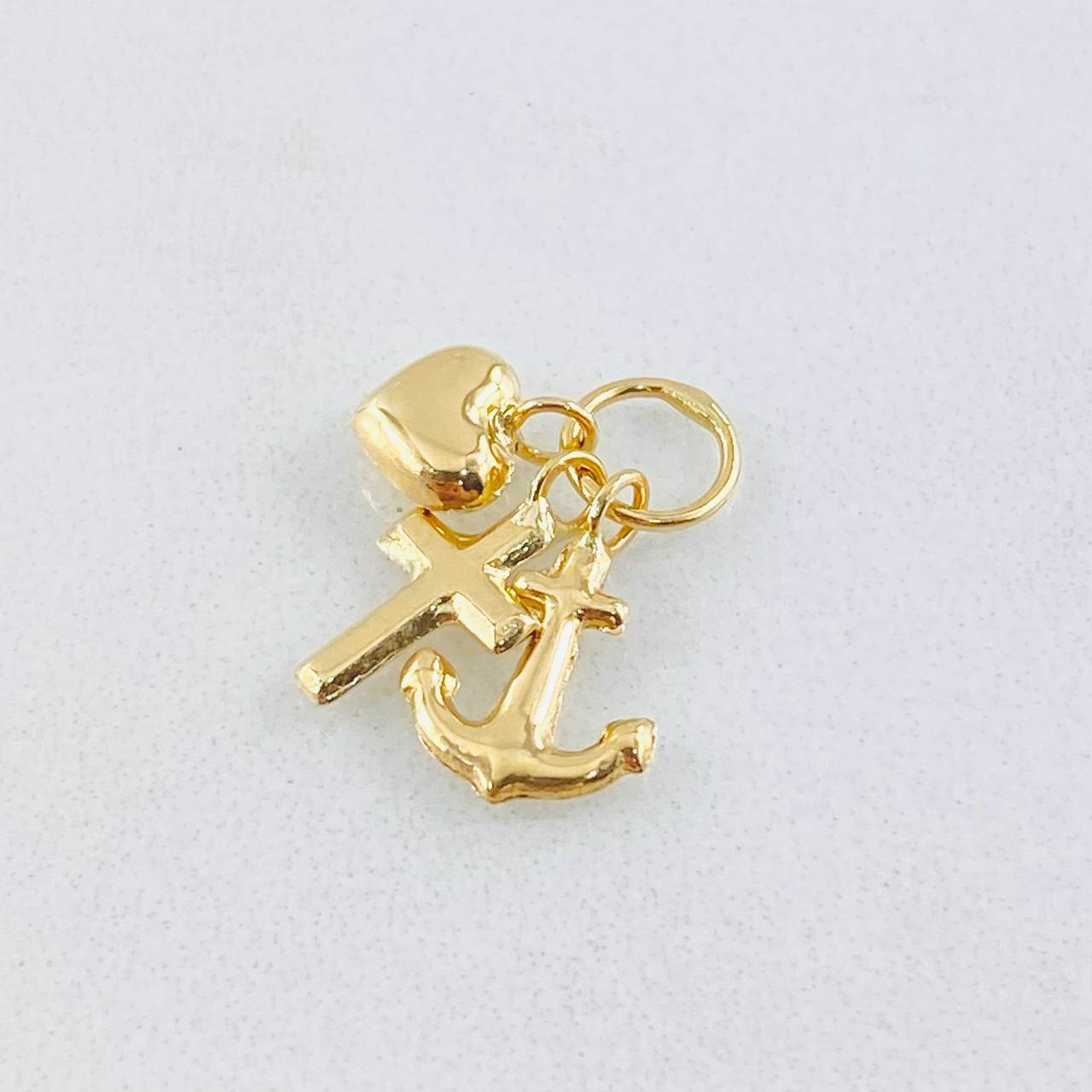 Dije Tres Gracias 0.5gr / 1.5cm / Oro Amarillo 18K