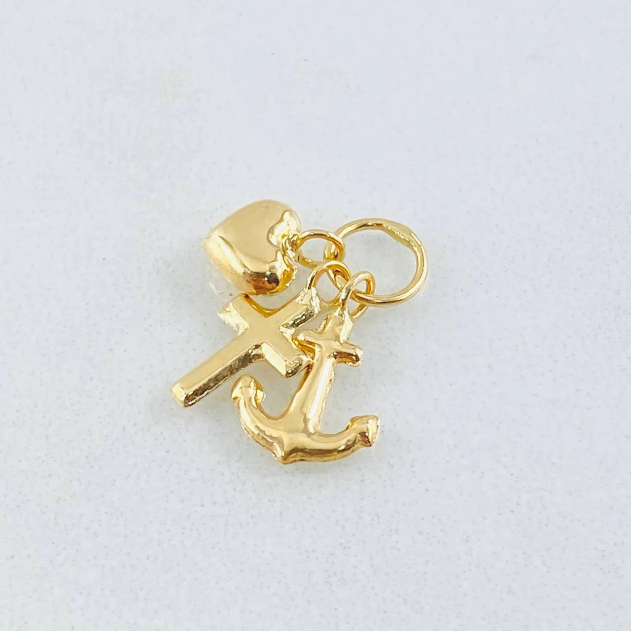Dije Tres Gracias 0.55 g / 1.05 cm Oro Amarillo 18K