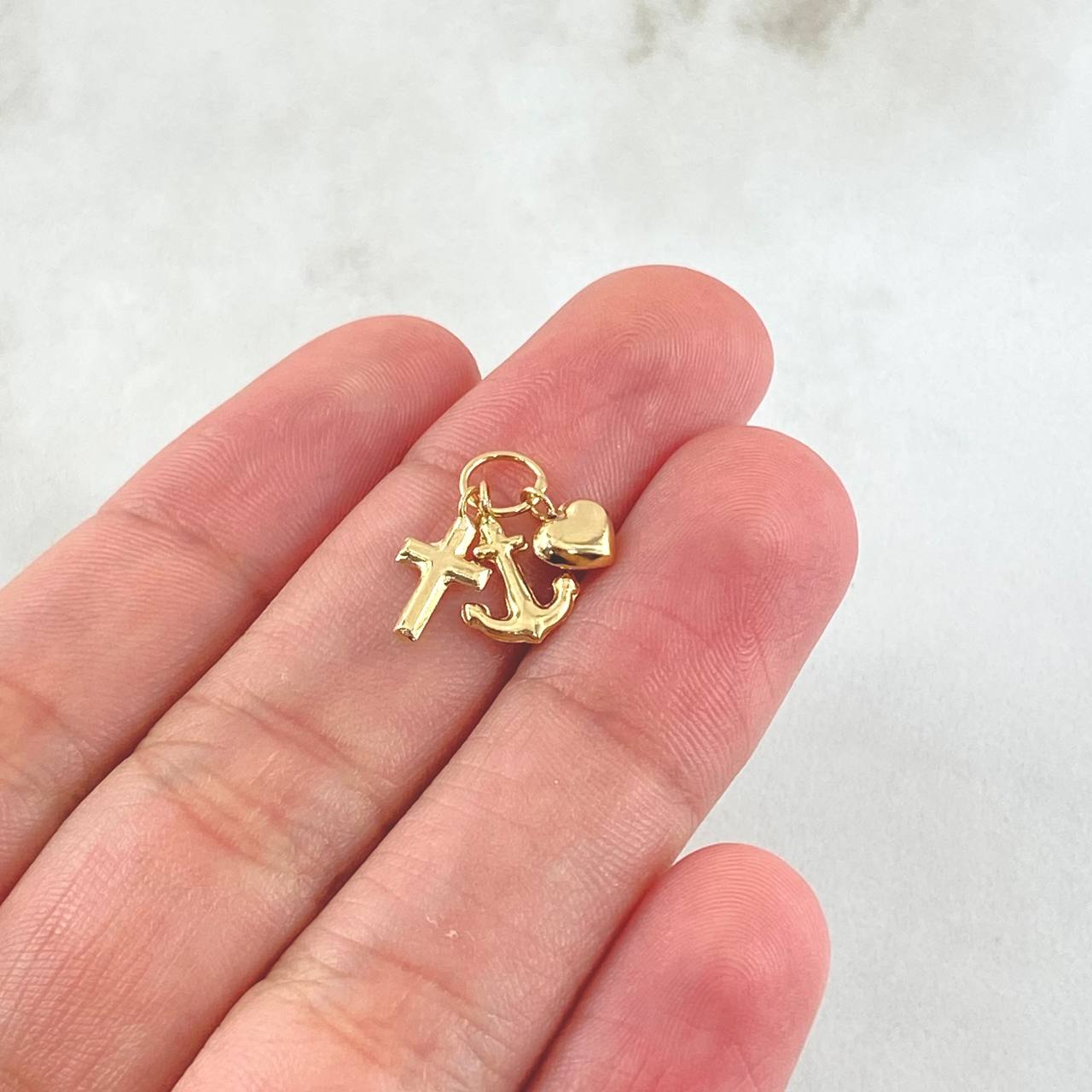 Dije Tres Gracias 0.55gr / 1.5cm / Oro Amarillo 18K *