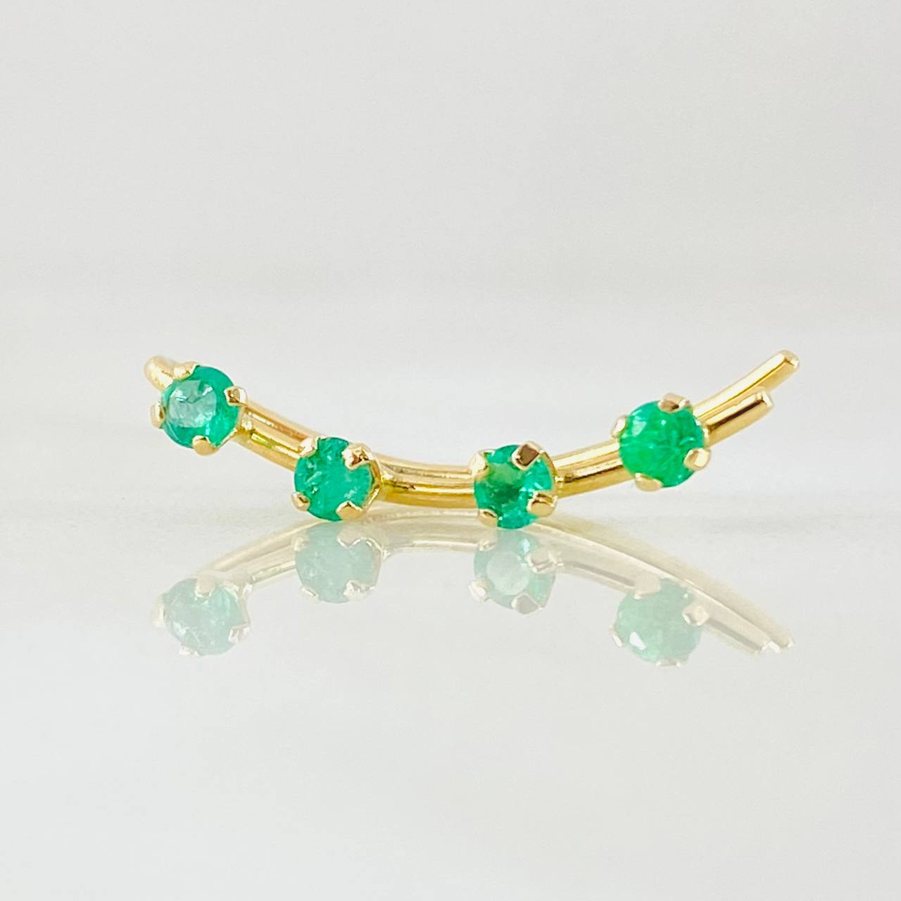 Arete Earcuff Simulador 21mm Esmeraldas 25pts Oro Amarillo (Joya)