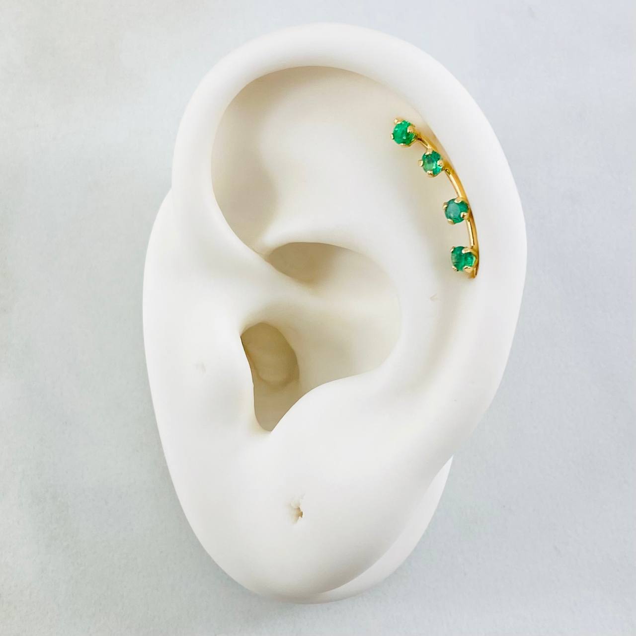 Piercing Arete Earcuff Simulador Esmeraldas 25pts 0.7g / 2cm Oro Amarillo 18K (Joya )