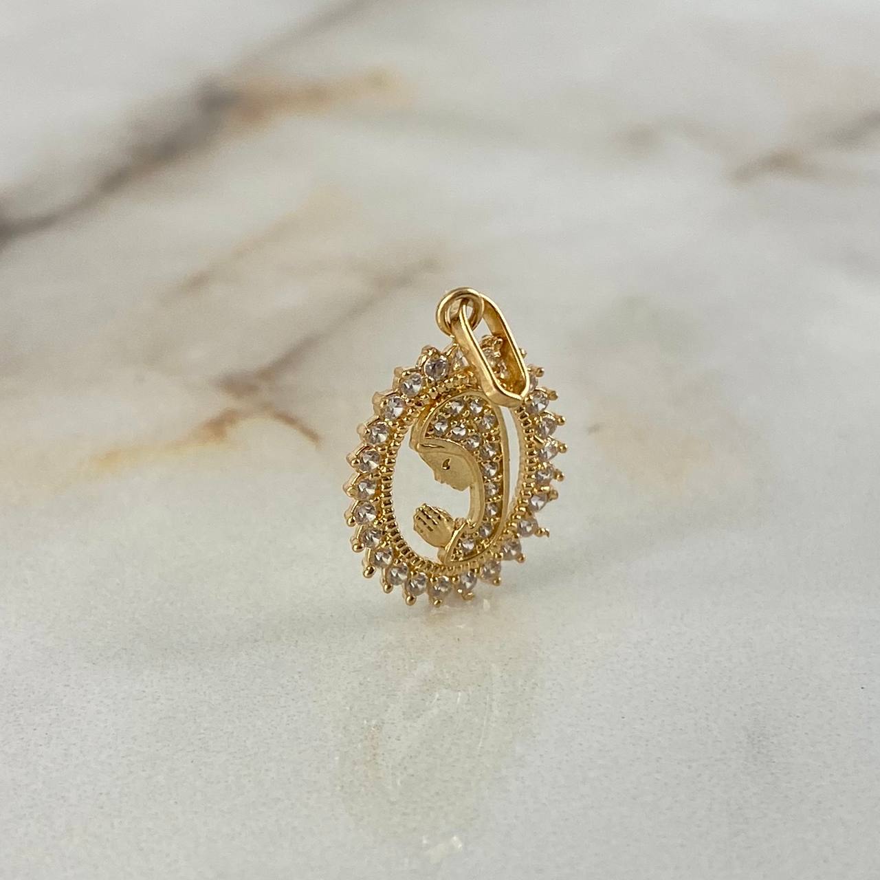 Dije Virgen María 0.9gr / 1.9cm / Circones Blancos Oro Amarillo