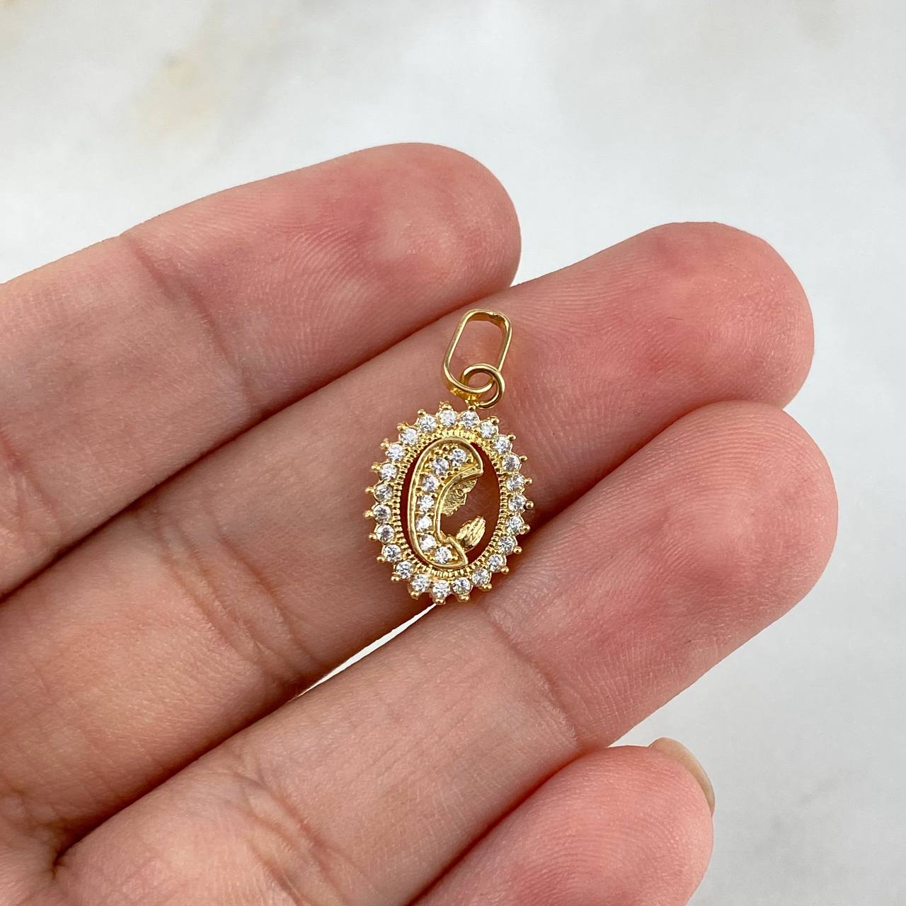 Dije Virgen María 0.9gr / 1.9cm / Circones Blancos Oro Amarillo