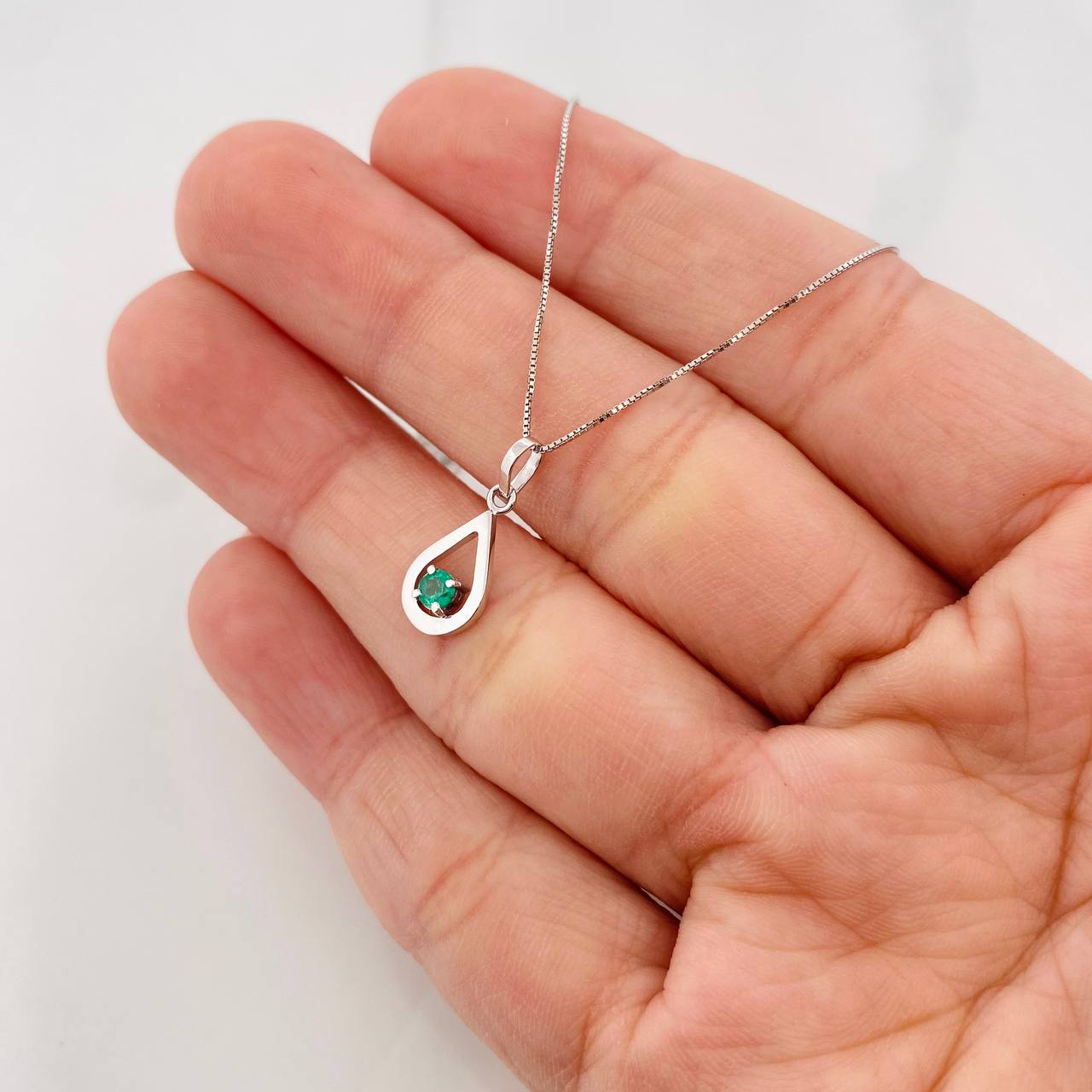 Set Cadena Veneciana + Dije Lagrima Esmeralda 0.9pts / 1.5g / 45cm Oro Blanco 18K