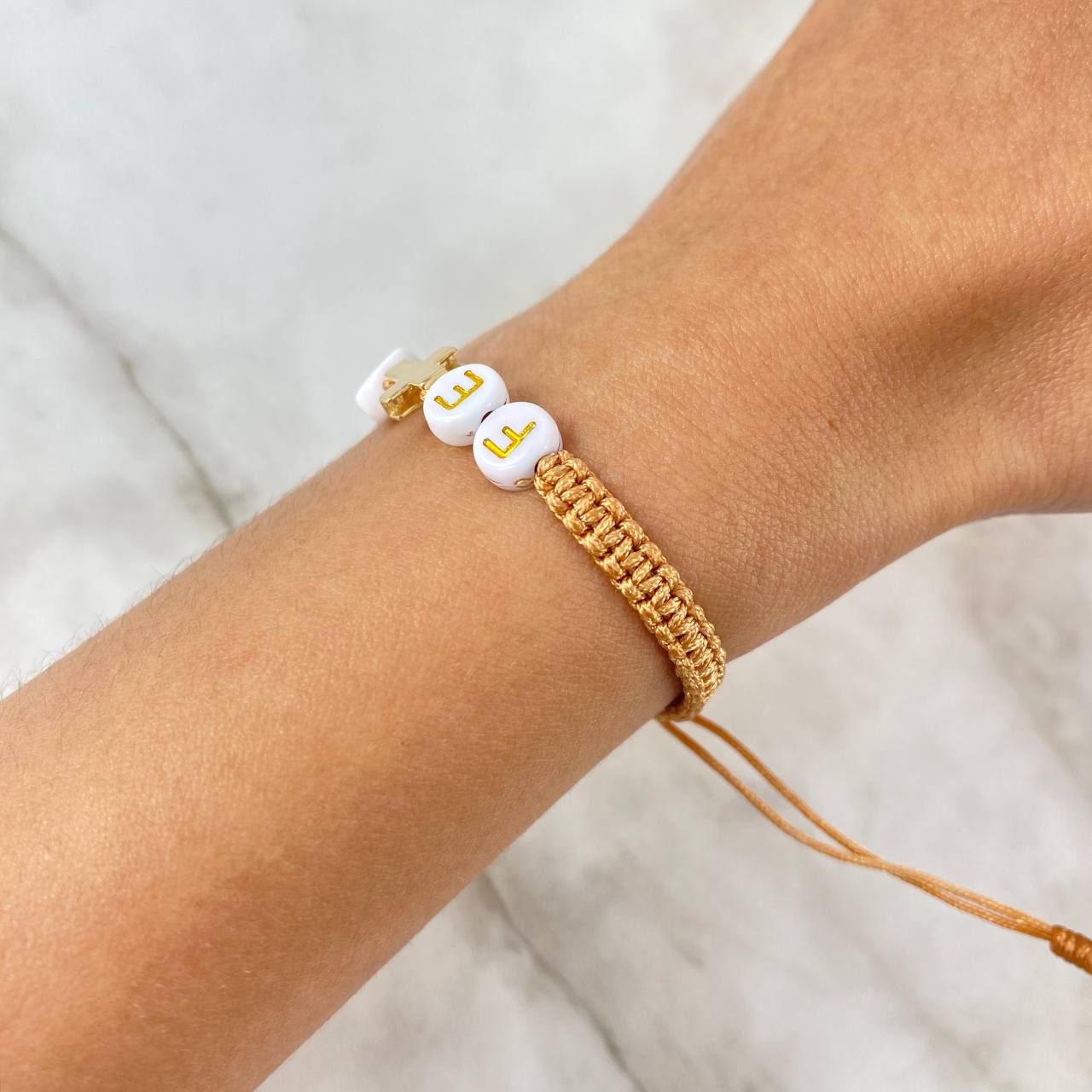 Pulsera Beige Fe Cruz Lisa 0.8gr / Oro Amarillo *