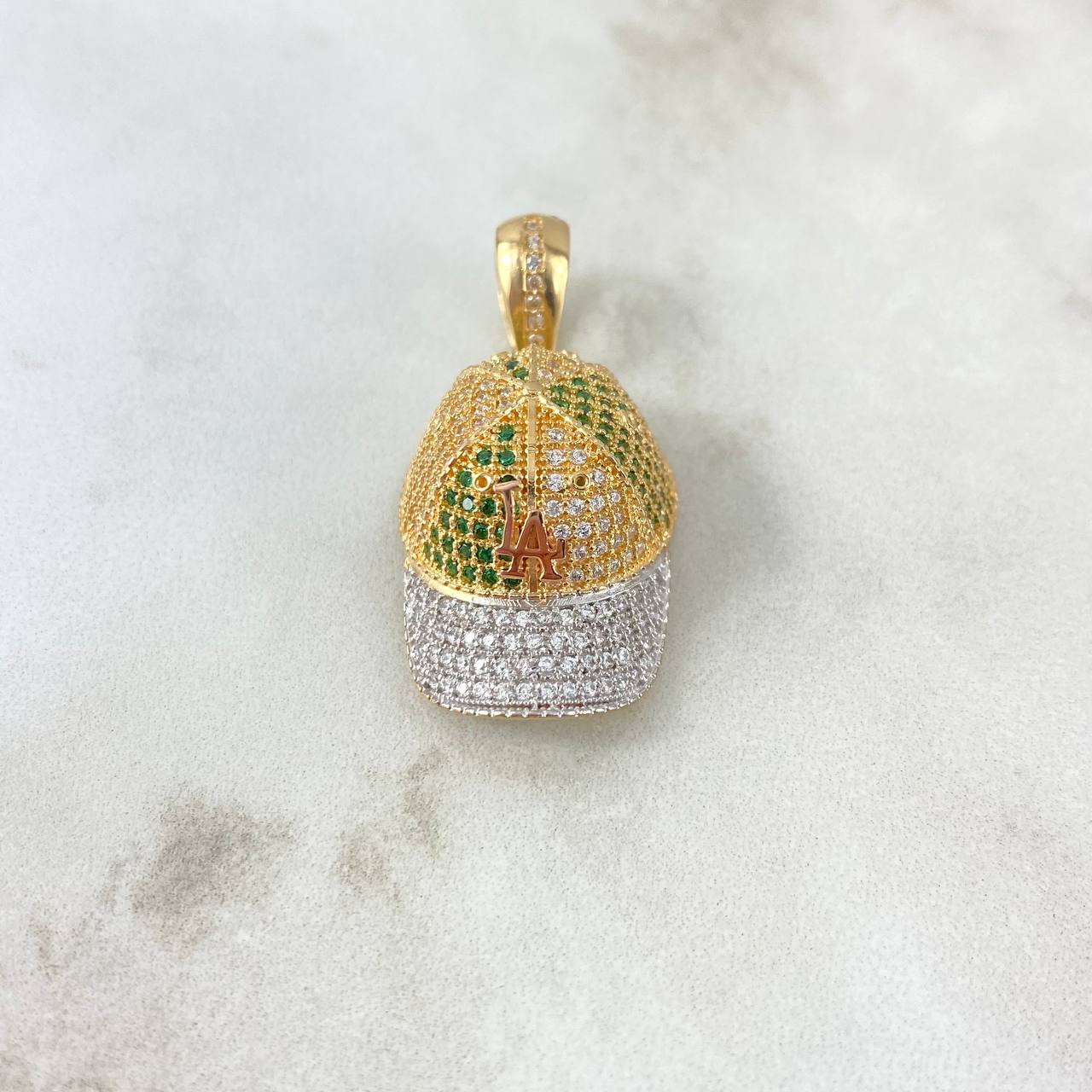 Dije Gorra LA 8.8gr / 3.8cm / Circones Verdes Blancos Dos Oros Amarillo Blanco ©