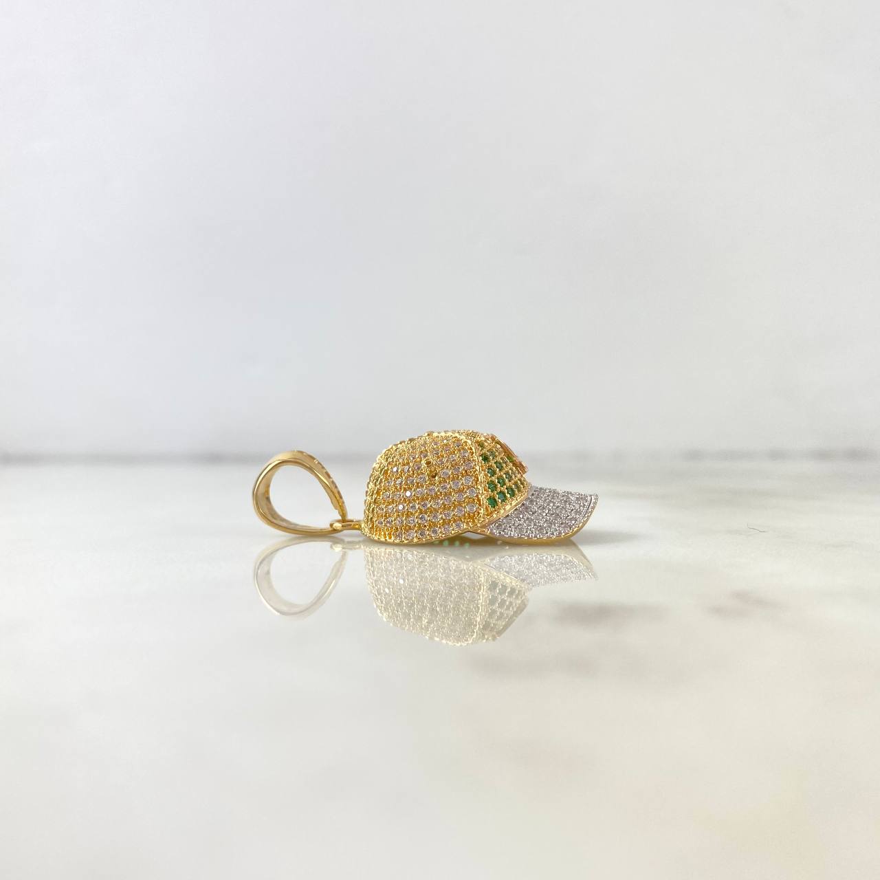 Dije Gorra LA 8.8gr / 3.8cm / Circones Verdes Blancos Dos Oros Amarillo Blanco ©