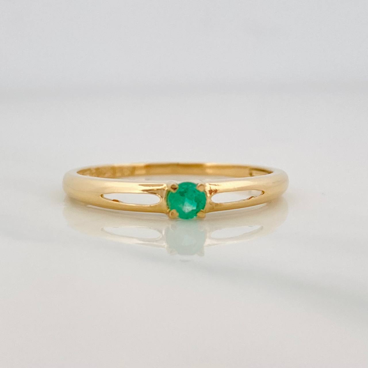 Anillo Solitario Esmeralda 0.11pts 1.4g / T7 Oro Amarillo 18K