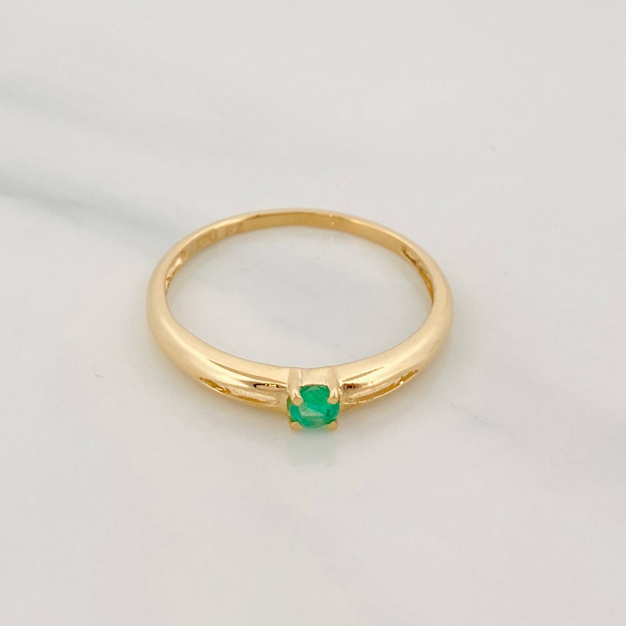 Anillo Solitario Esmeralda 0.11pts 1.4g / T7 Oro Amarillo 18K