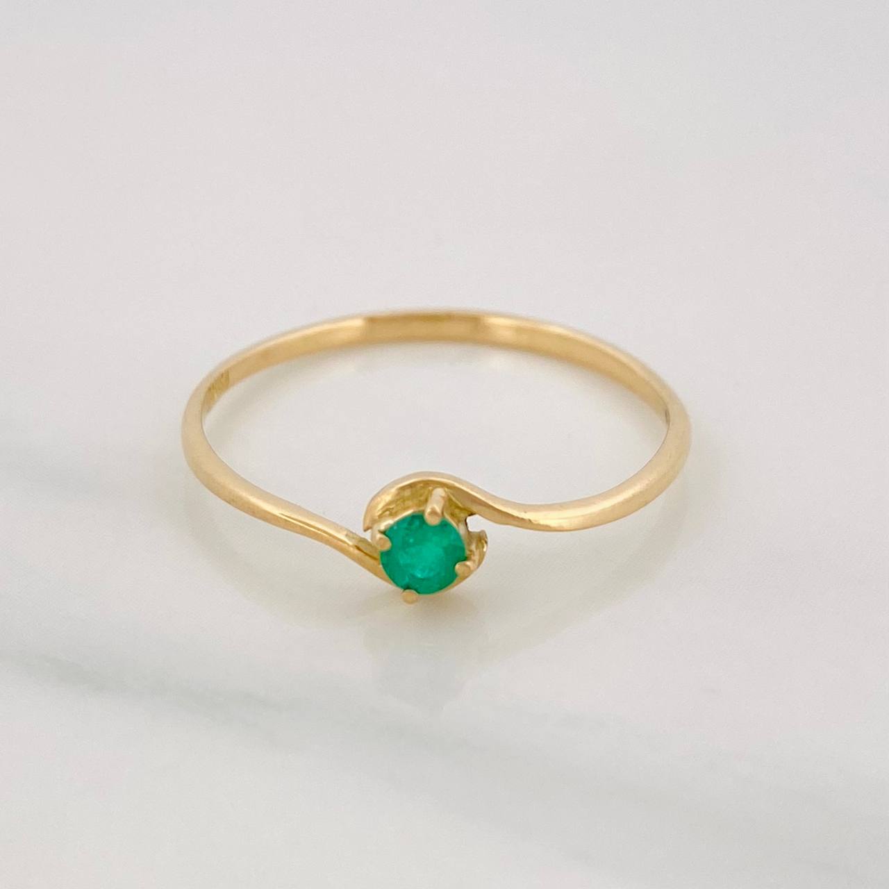Anillo Solitario Esmeralda 0.9pts 1g / T7 1/2 Oro Amarillo 18K