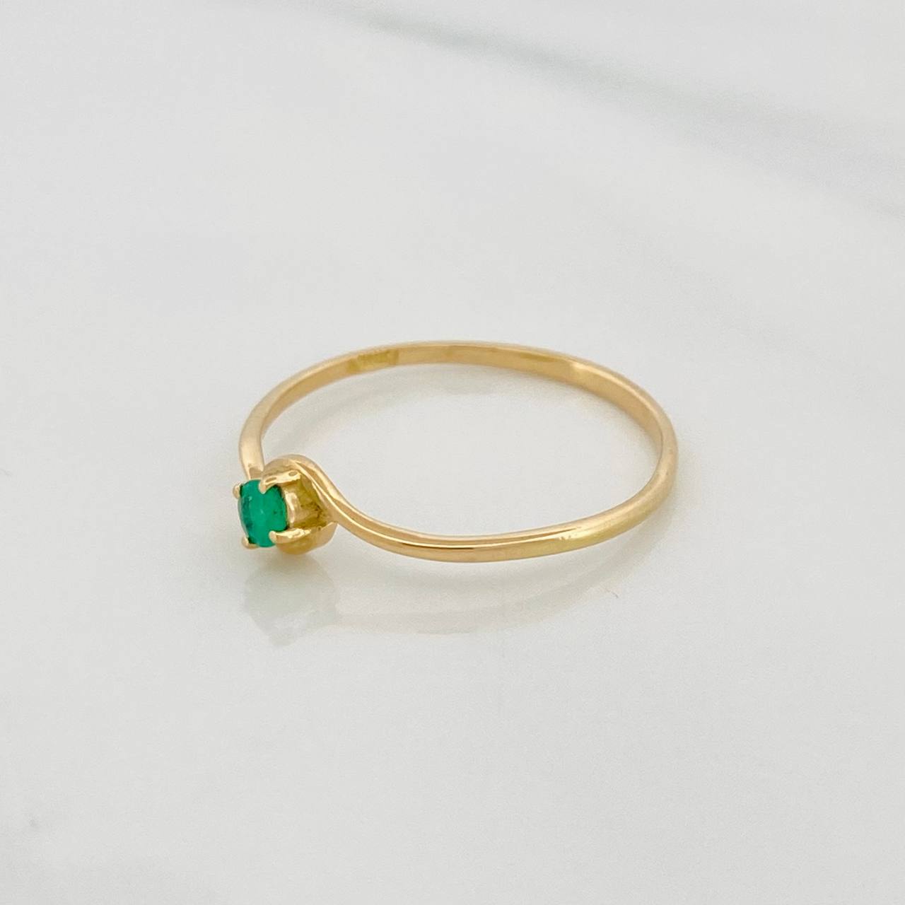 Anillo Solitario Esmeralda 0.9pts 1g / T7 1/2 Oro Amarillo 18K