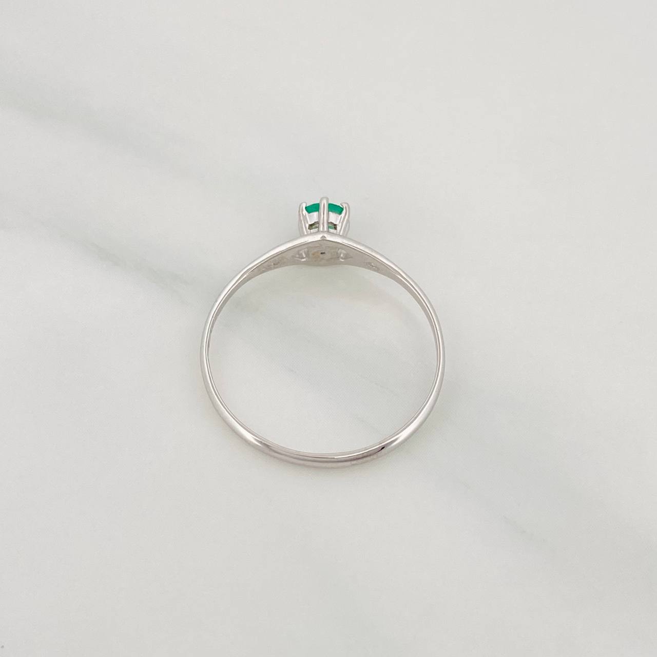 Anillo Solitario Esmeralda 0.21pts 1.2g / T7 Oro Blanco 18K
