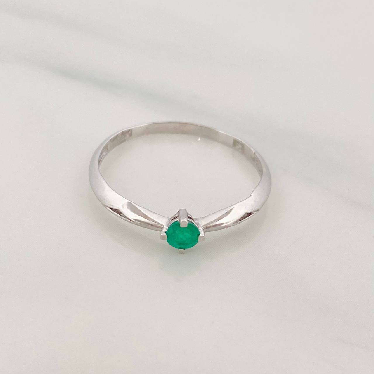 Anillo Solitario Esmeralda 0.22pts 1.35g / T7 Oro Blanco 18K
