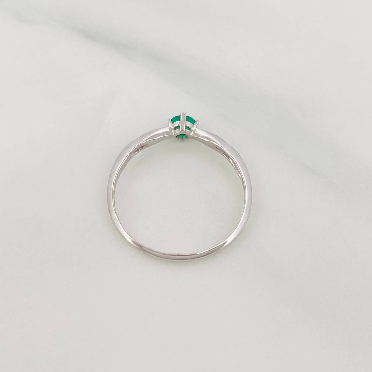 Anillo Solitario Esmeralda 0.22pts 1.35g / T7 Oro Blanco 18K