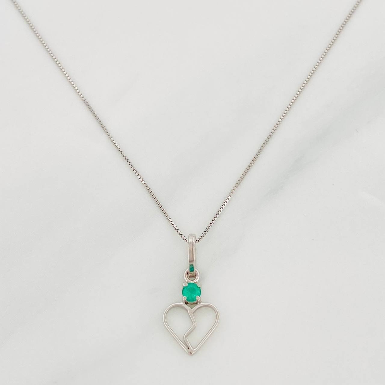 Set Cadena Veneciana + Dije Corazon Partido Esmeralda 0.7pts / 1.45g / 45cm Oro Blanco 18K