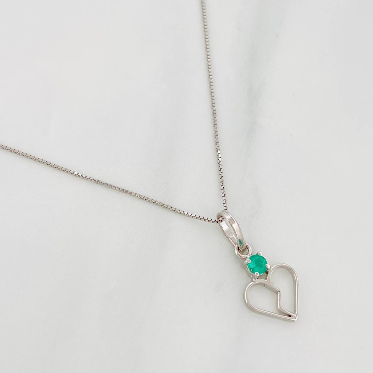 Set Cadena Veneciana + Dije Corazon Partido Esmeralda 0.7pts / 1.45g / 45cm Oro Blanco 18K