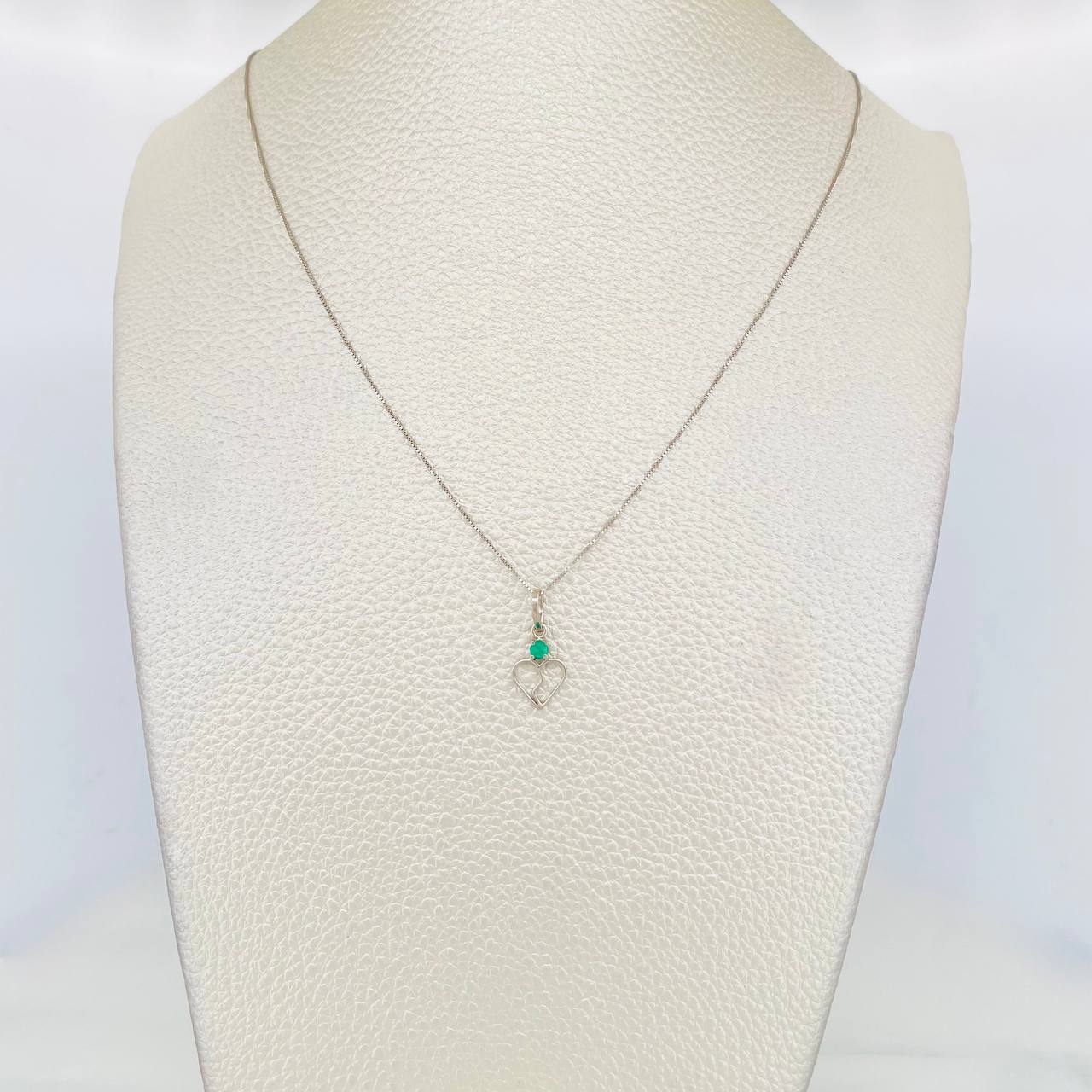 Set Cadena Veneciana + Dije Corazon Partido Esmeralda 0.7pts / 1.45g / 45cm Oro Blanco 18K