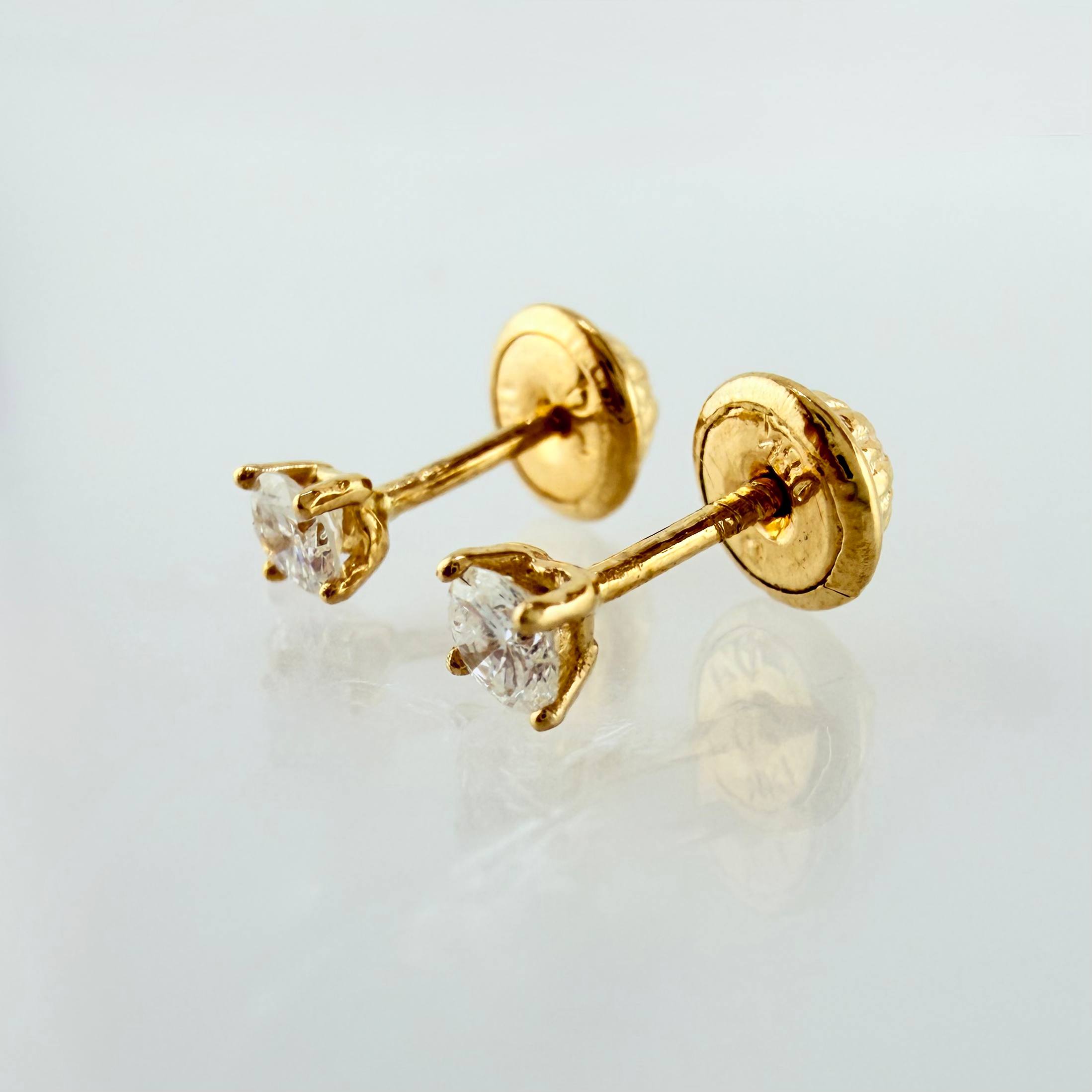 Topos Cuatro Garras Diamantes 16pts 0.55gr / 3mm Oro Amarillo 18K