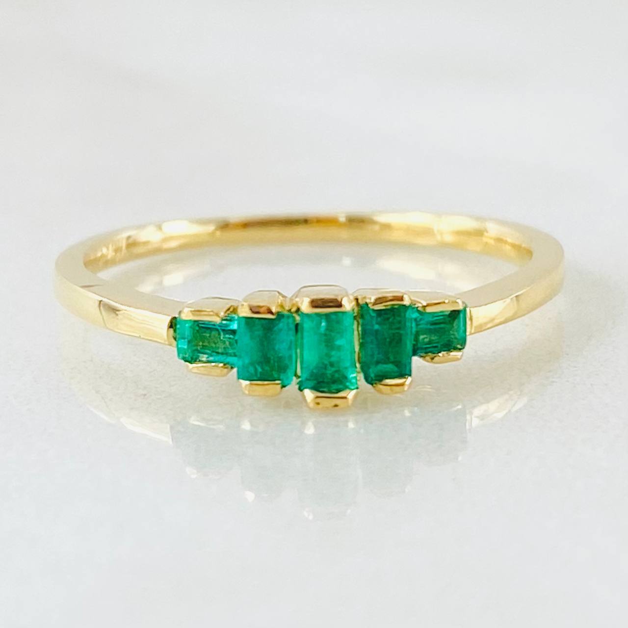 Anillo Escalera Helada 2.5gr / T7 1/2 / 24pts Esmeraldas Oro Amarillo (Joya) ©