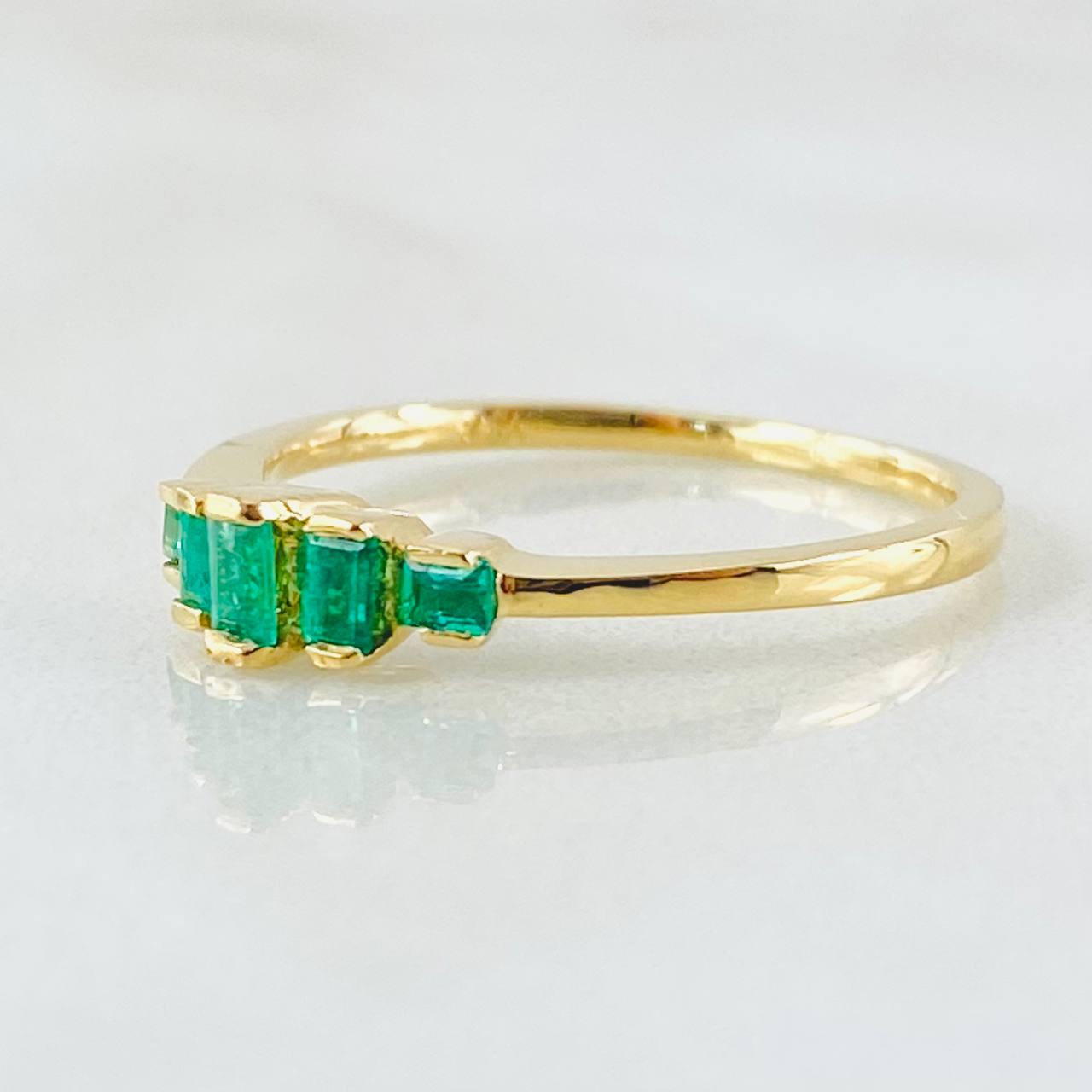 Anillo Escalera Helada 2.5gr / T7 1/2 / 24pts Esmeraldas Oro Amarillo (Joya) ©