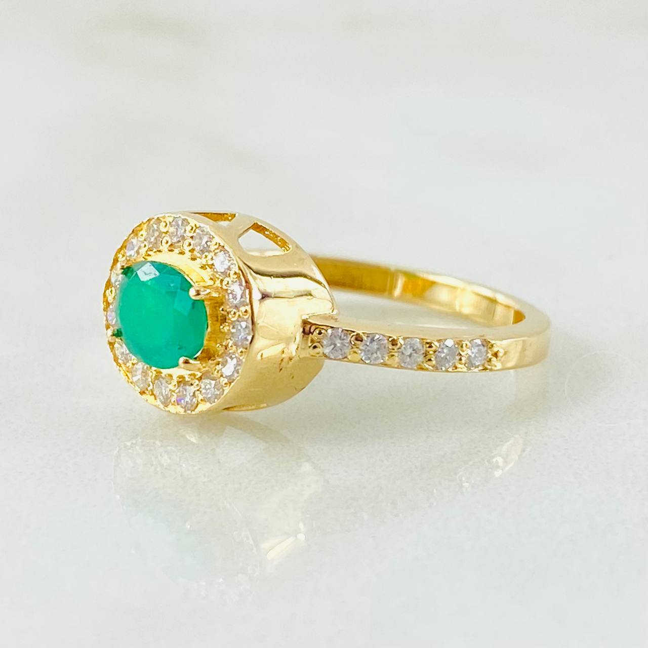Anillo Halo Ovalado 3.2gr / T7 / 52pts Diamantes 40pts Esmeralda Oro Amarillo (Joya) ©