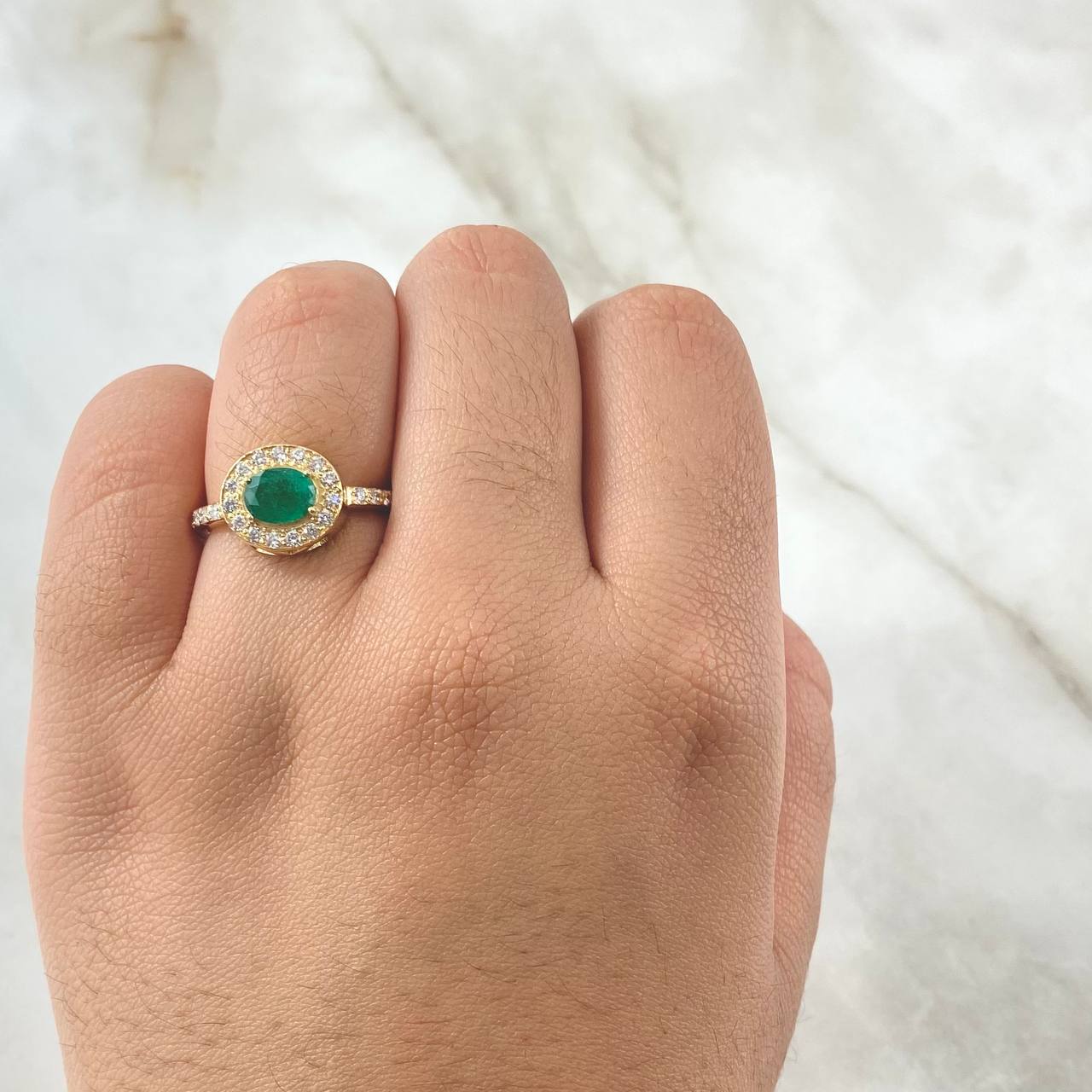 Anillo Halo Ovalado 3.2gr / T7 / 52pts Diamantes 40pts Esmeralda Oro Amarillo (Joya) ©