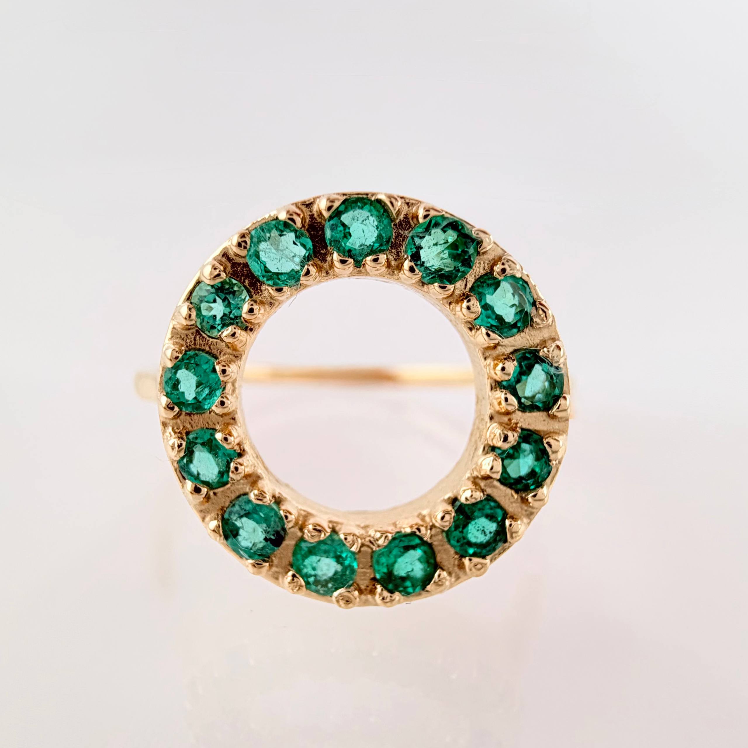 Anillo Circulo Silueta Esmeraldas 32pts 1.85gr / T5 1/4 / Oro Amarillo 18K *