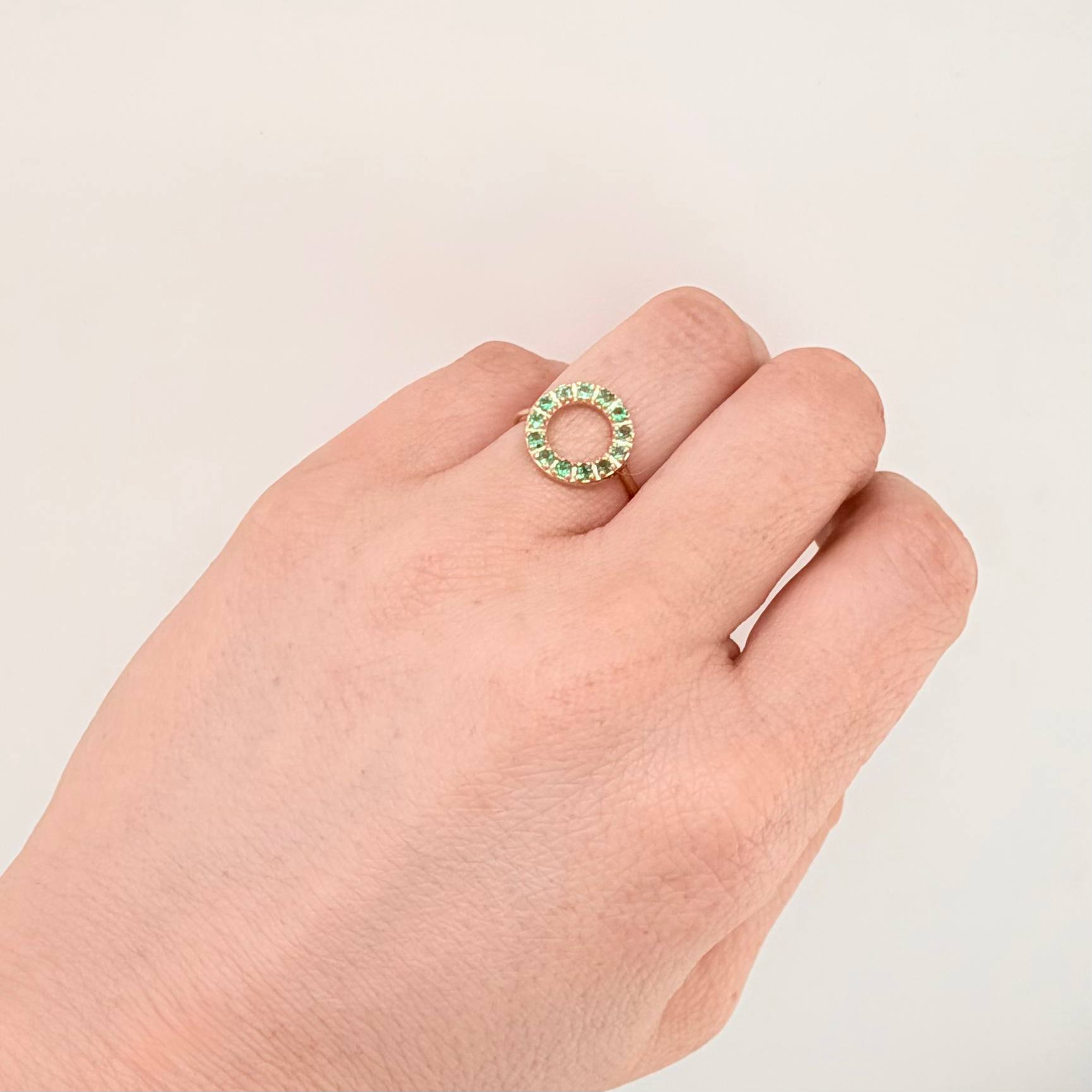 Anillo Circulo Silueta Esmeraldas 32pts 1.85gr / T5 1/4 / Oro Amarillo 18K *