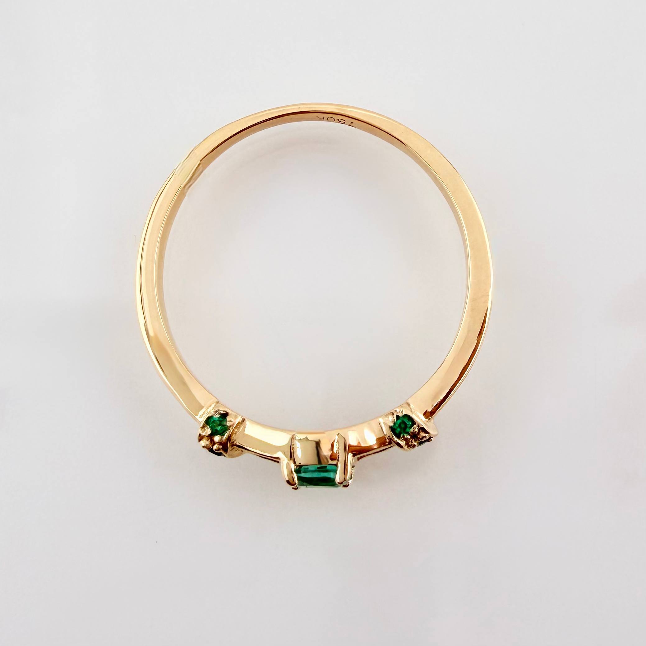 Anillo Vertices Ampliadas Esmeraldas 29pts 2gr / T7 / Oro Amarillo 18K *