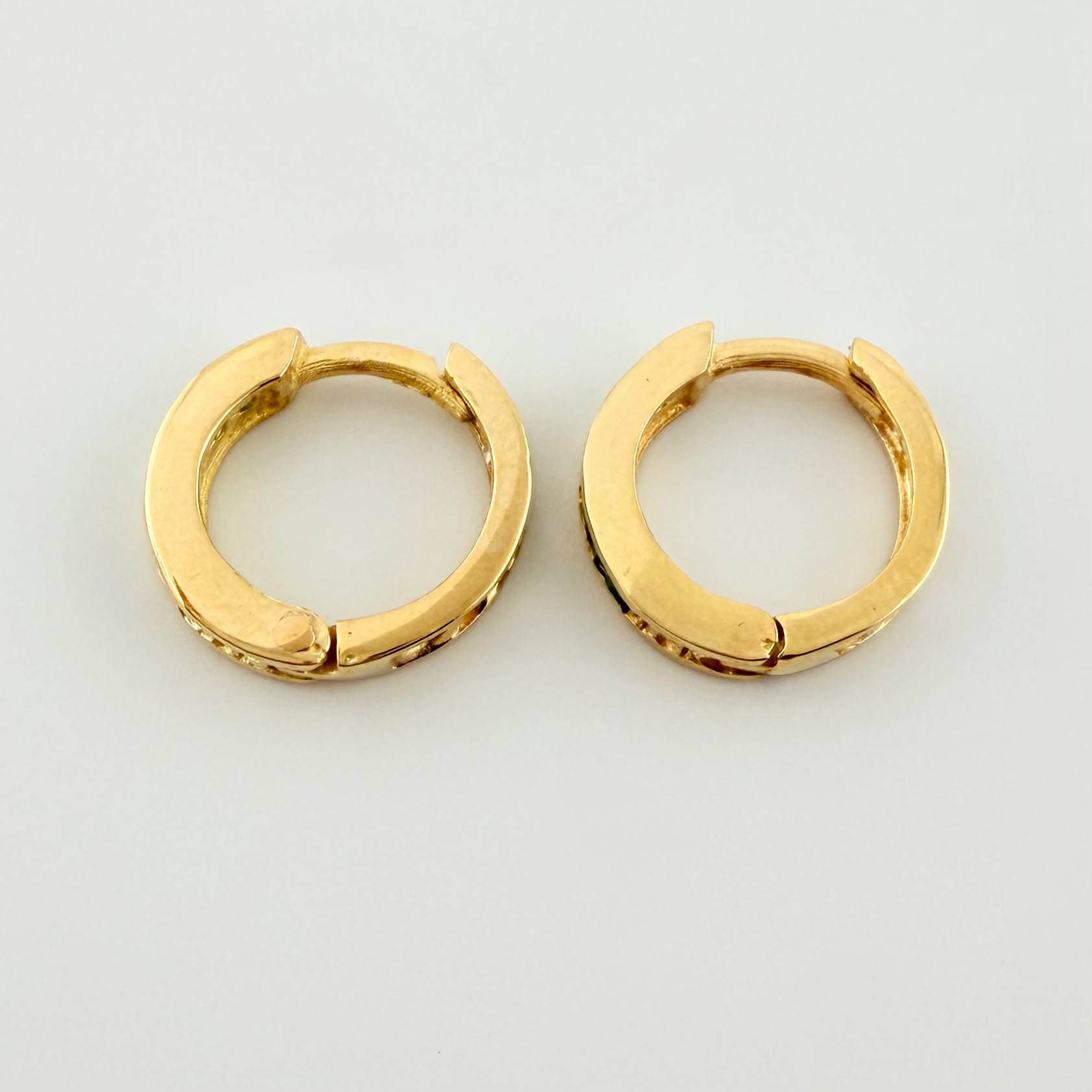 Candongas Carril Encerrado Esmeraldas 35pts 3.1gr / 1.4cm / Oro Amarillo 18K *